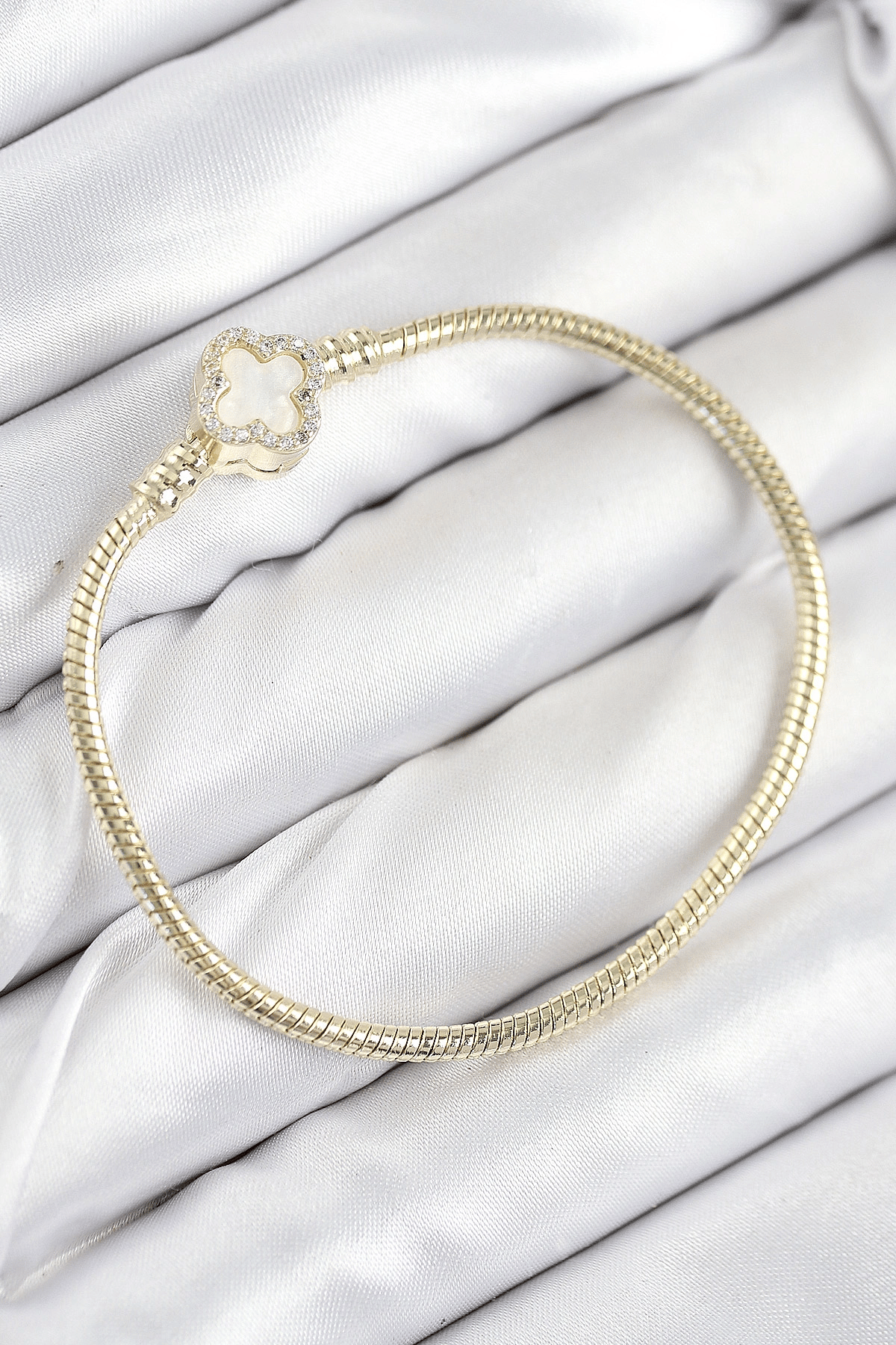 Pirinç Charm Zirkon Taşlı Yonca Model Gold Renk Kadın Bileklik