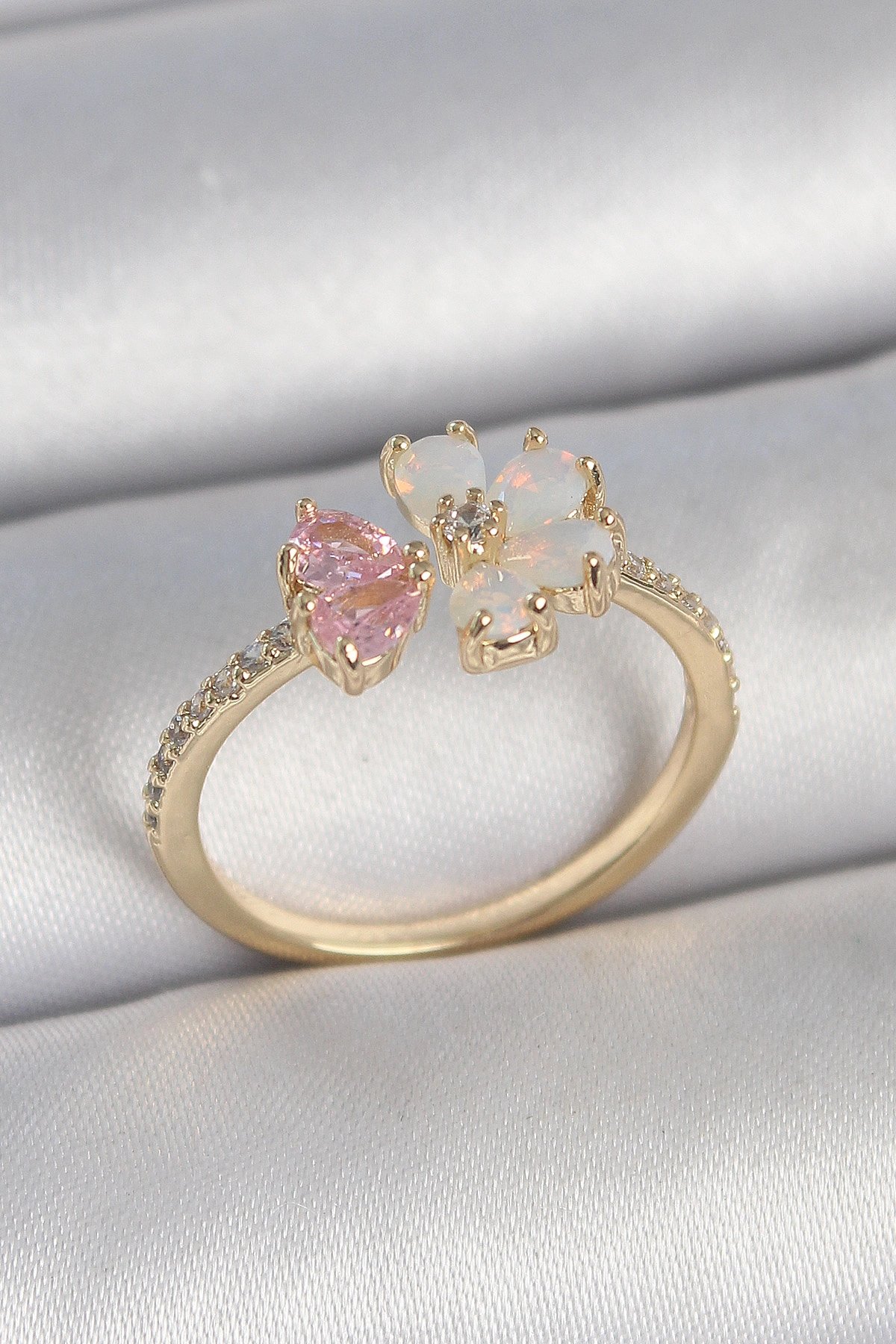 Pirinç Gold Renk Beyaz Mineli Pembe Zirkon Taşlı Çiçek Model Kadın Yüzük