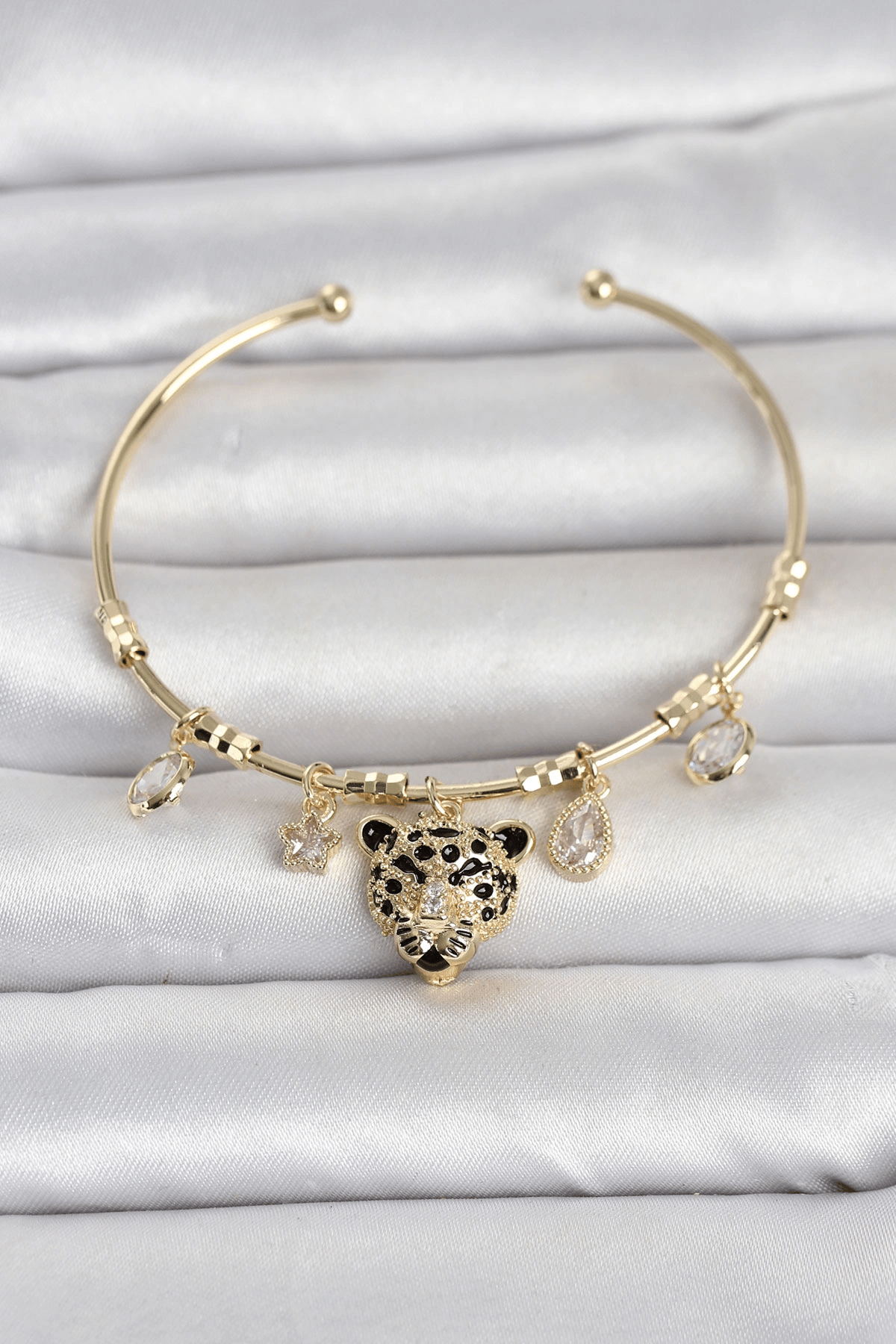 Pirinç Gold Renk Leopar Detaylı Charmlı Kadın Bileklik