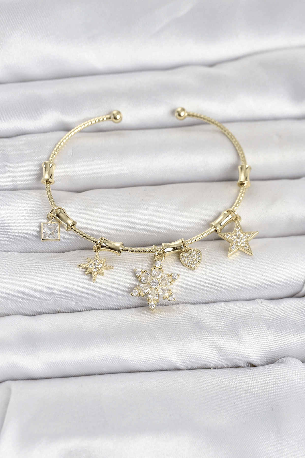 Pirinç Gold Renk Lotus Detay Charmlı Kadın Bileklik