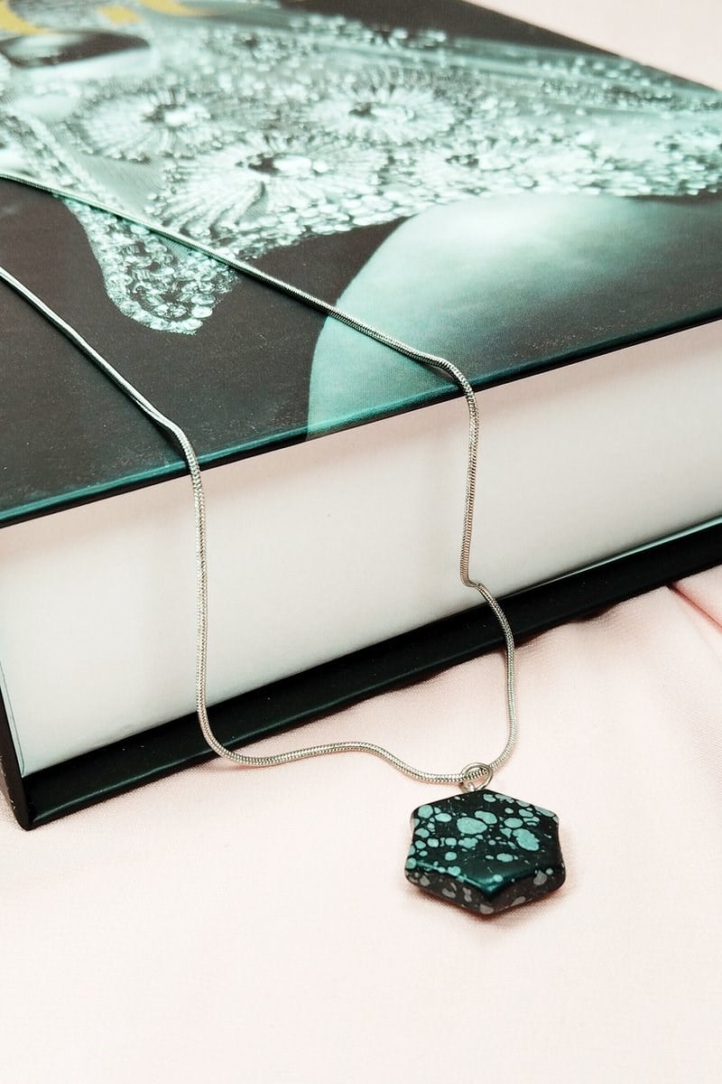 Obsidyen Doğal Taşı Zincirli El Yapımı Kolye Uç: 2 cm Zincir: 20 cm Kutulu mudanis