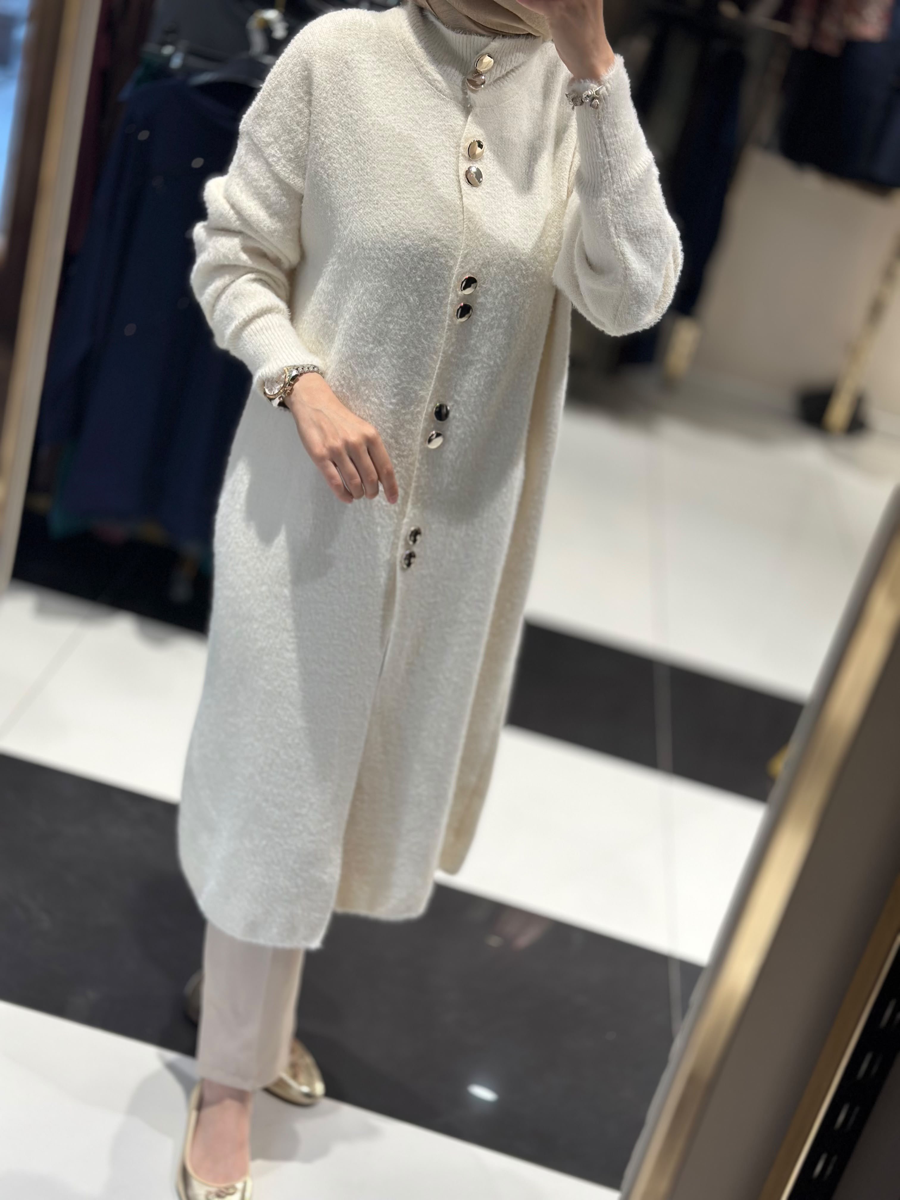 T134 ANGORA HIRKA