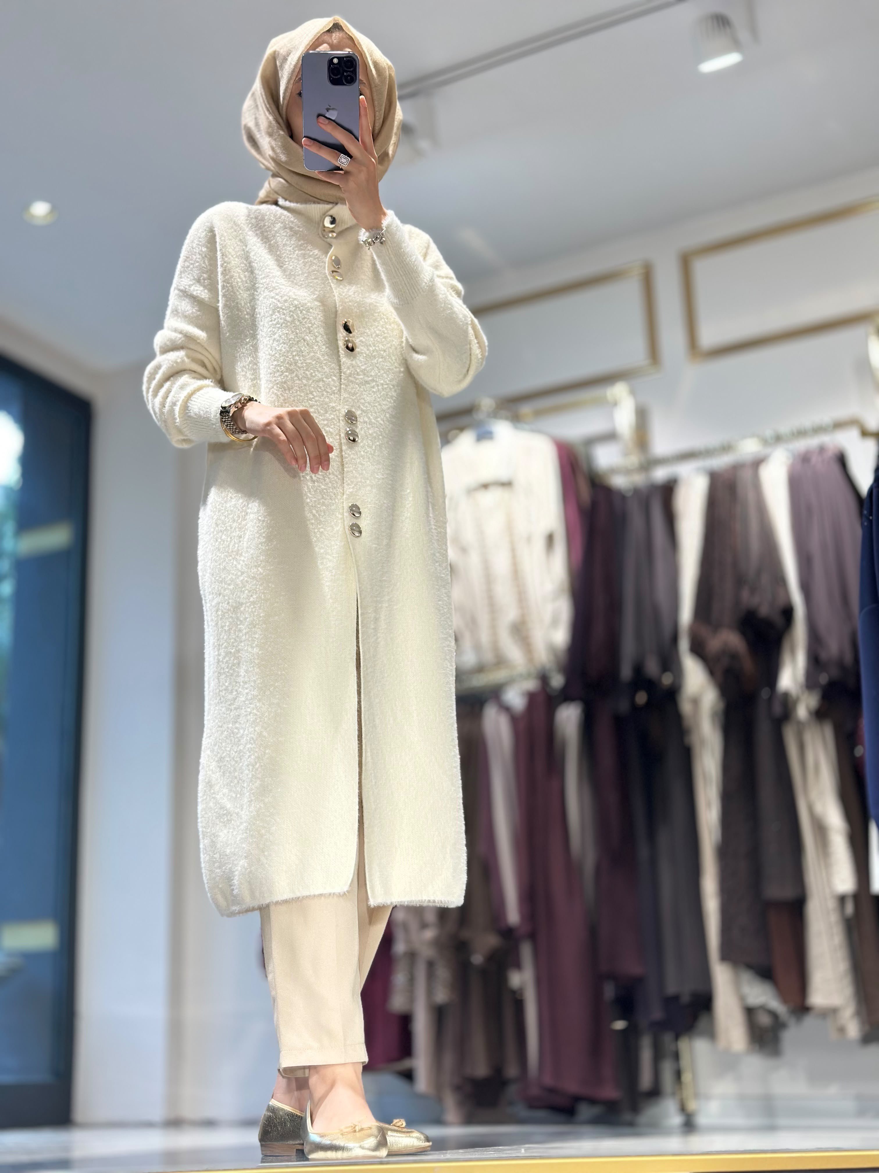 T134 ANGORA HIRKA
