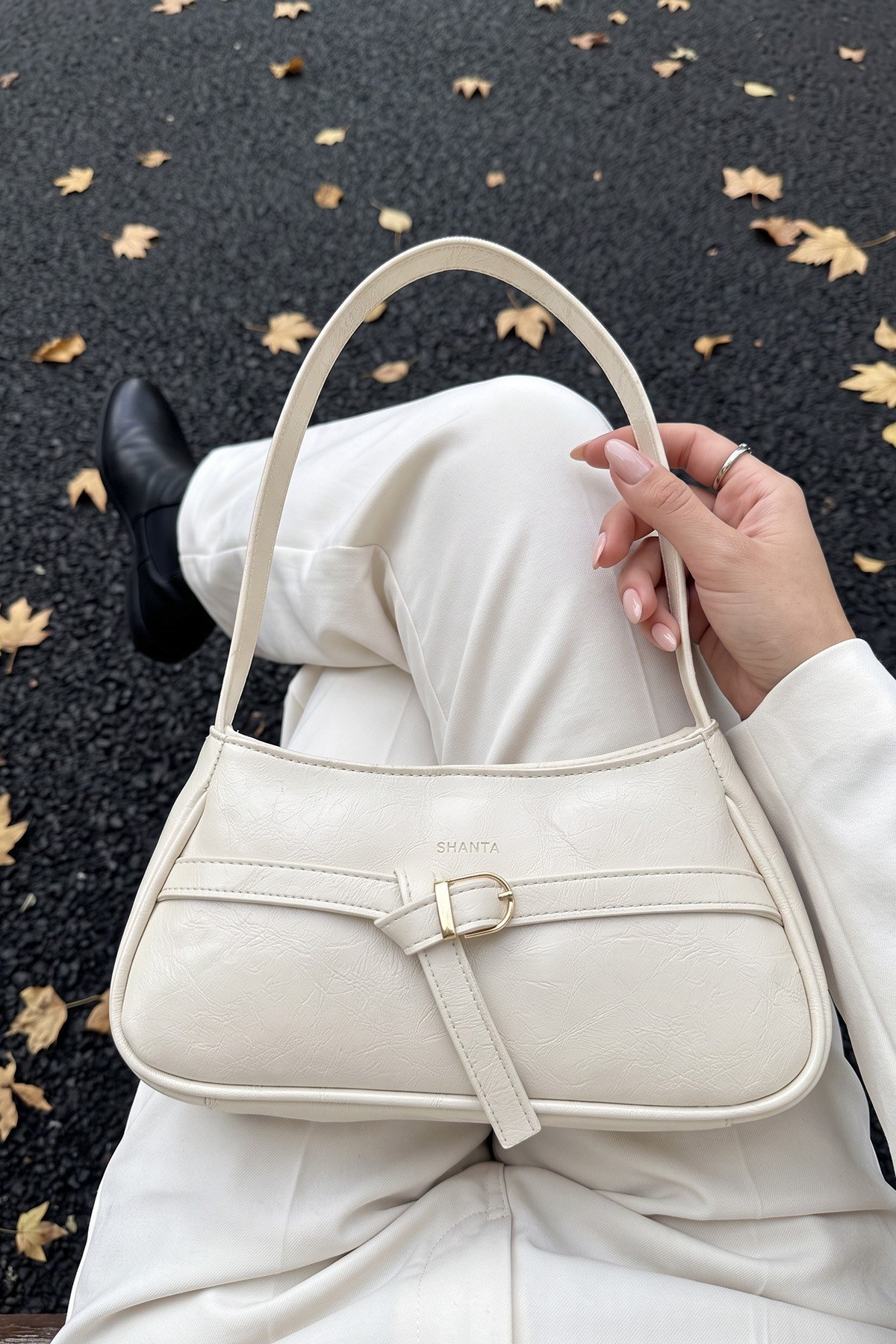 Krem Kırışık Rugan D64 Toka Detaylı Fermuarlı Minimal Tasarımlı Modern Stil Günlük Kadın Omuz ve Baget Çantası