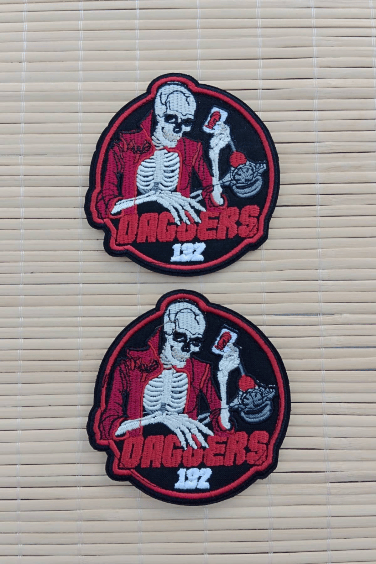 Daggers 132 Siyah Zemin Kirmizi Beyaz Nakis islemeli Arma Patch Pec 