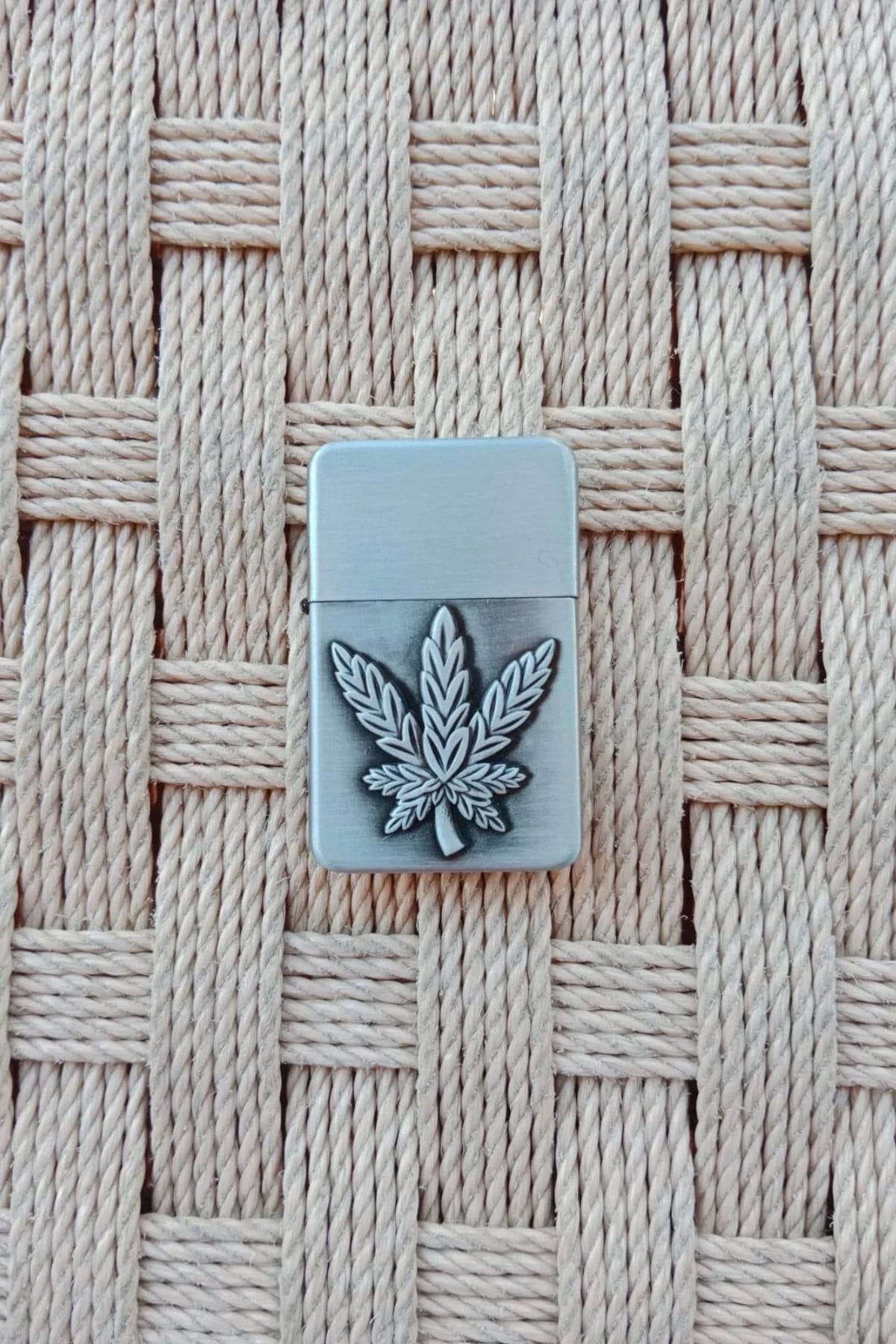 Metal Renkli Marijuana Desen Kabartmali Benzinli Zippo Cakmak