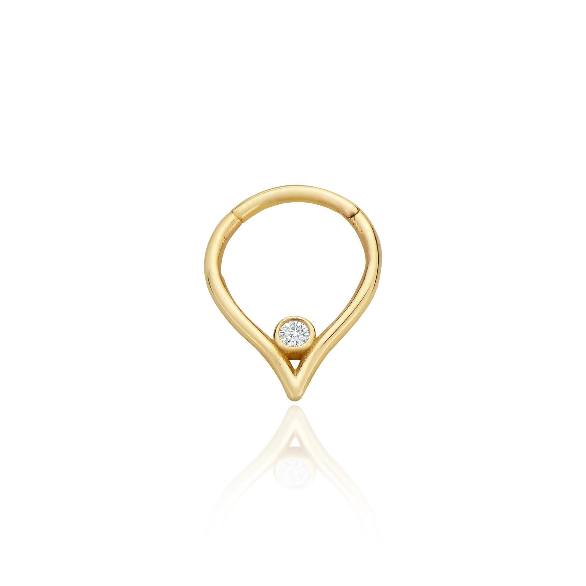 Üçgen tektaşlı helix piercing