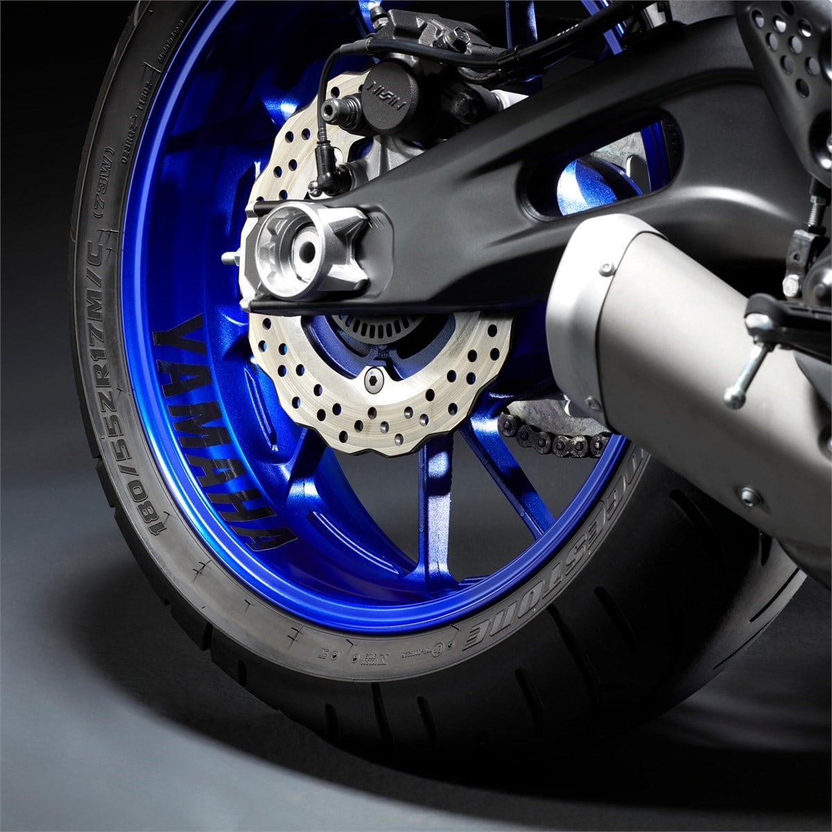 YZF-R25 REFLEKTÖRLÜ JANT ÇIKARTMASI BİR TEKERLEK İÇİN (2025 VE 2026 MODEL YILLARI)