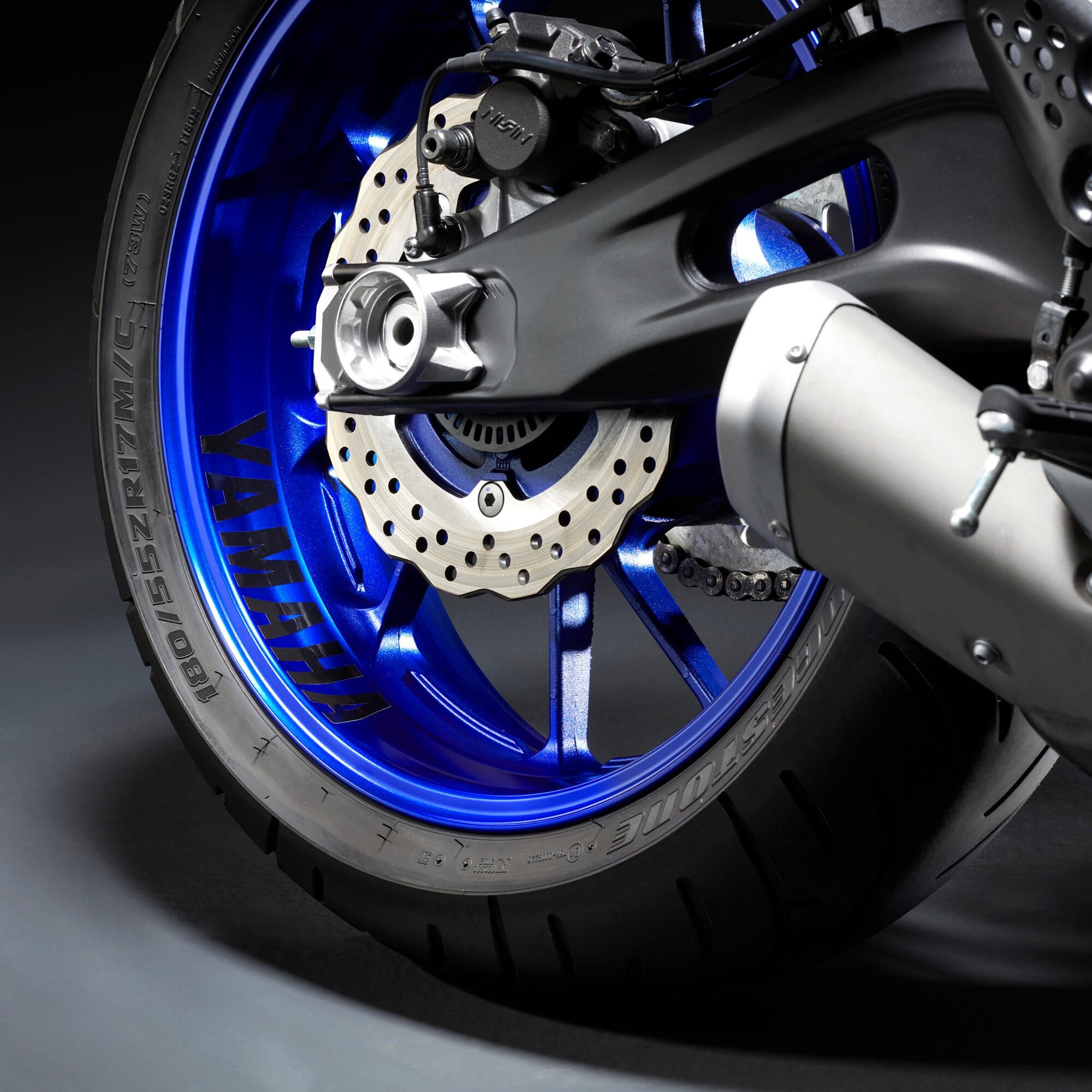 YZF-R25 REFLEKTÖRLÜ JANT ÇIKARTMASI BİR TEKERLEK İÇİN (2025 VE 2026 MODEL YILLARI)