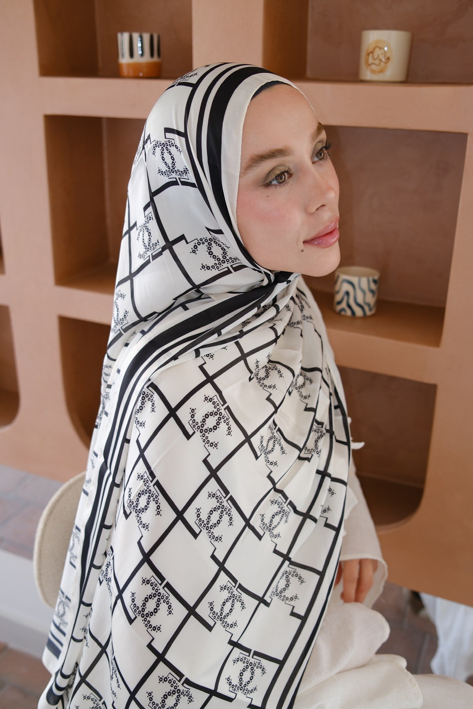 C Şeritli Desen Monogram İpek Vual Şal-Beyaz