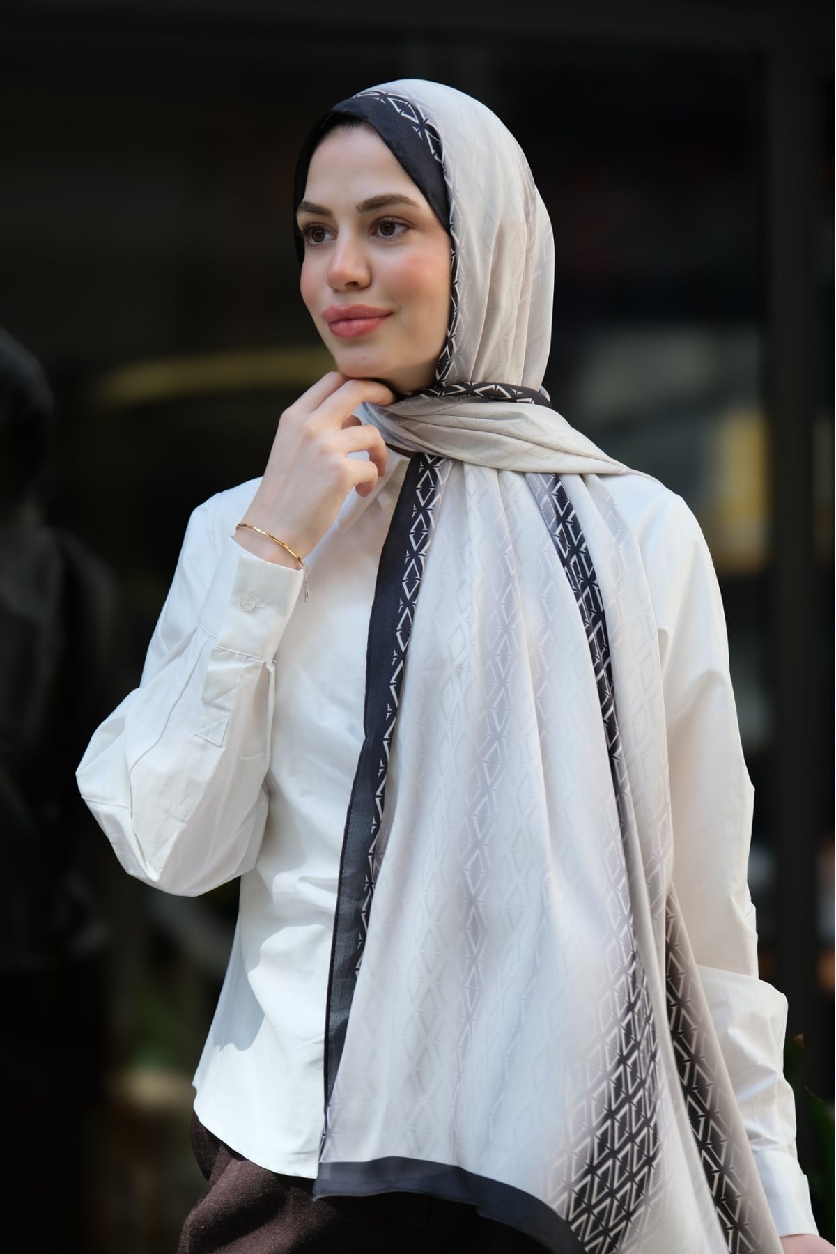 V Monogram İpek Vual Şal-Siyah