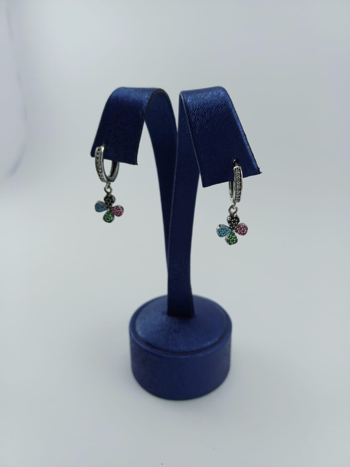 SALLANTILI RENKLİ YONCA KÜPE