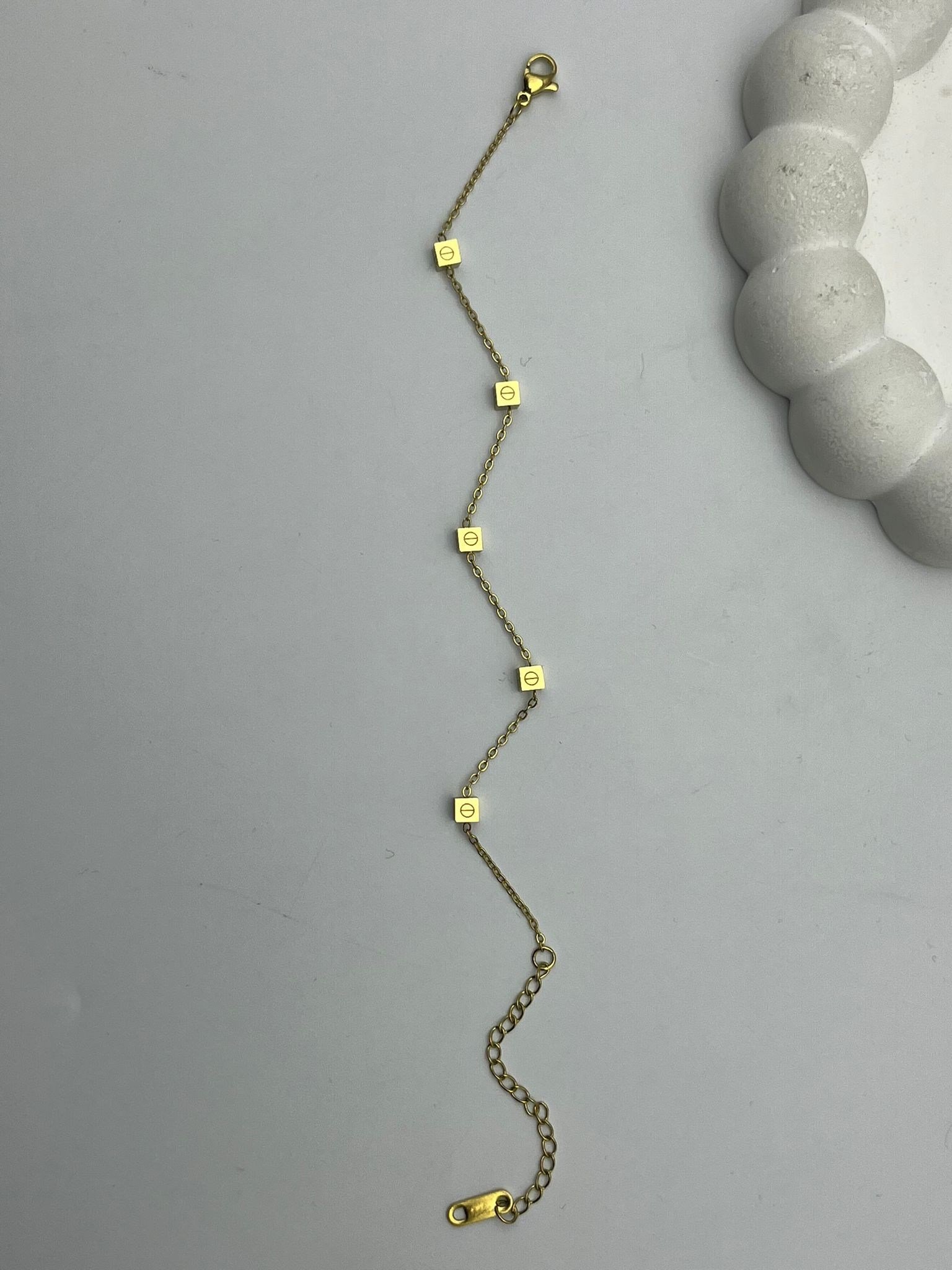 26cmblk26 - CM Küp Detaylı Gold Çelik Bileklik
