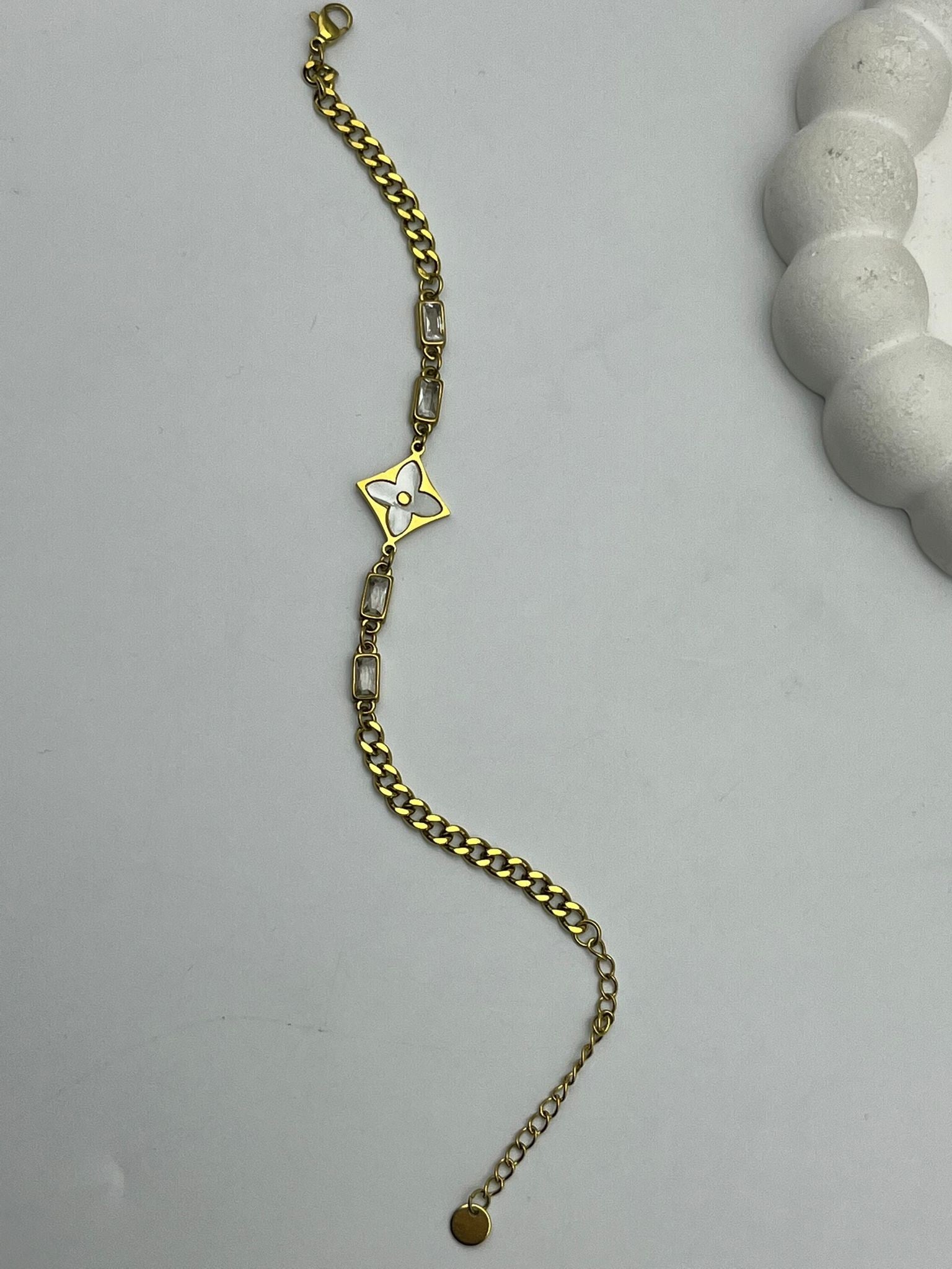 26cmblk27 - CM Sedef Çiçek Detaylı Gold Çelik Bileklik