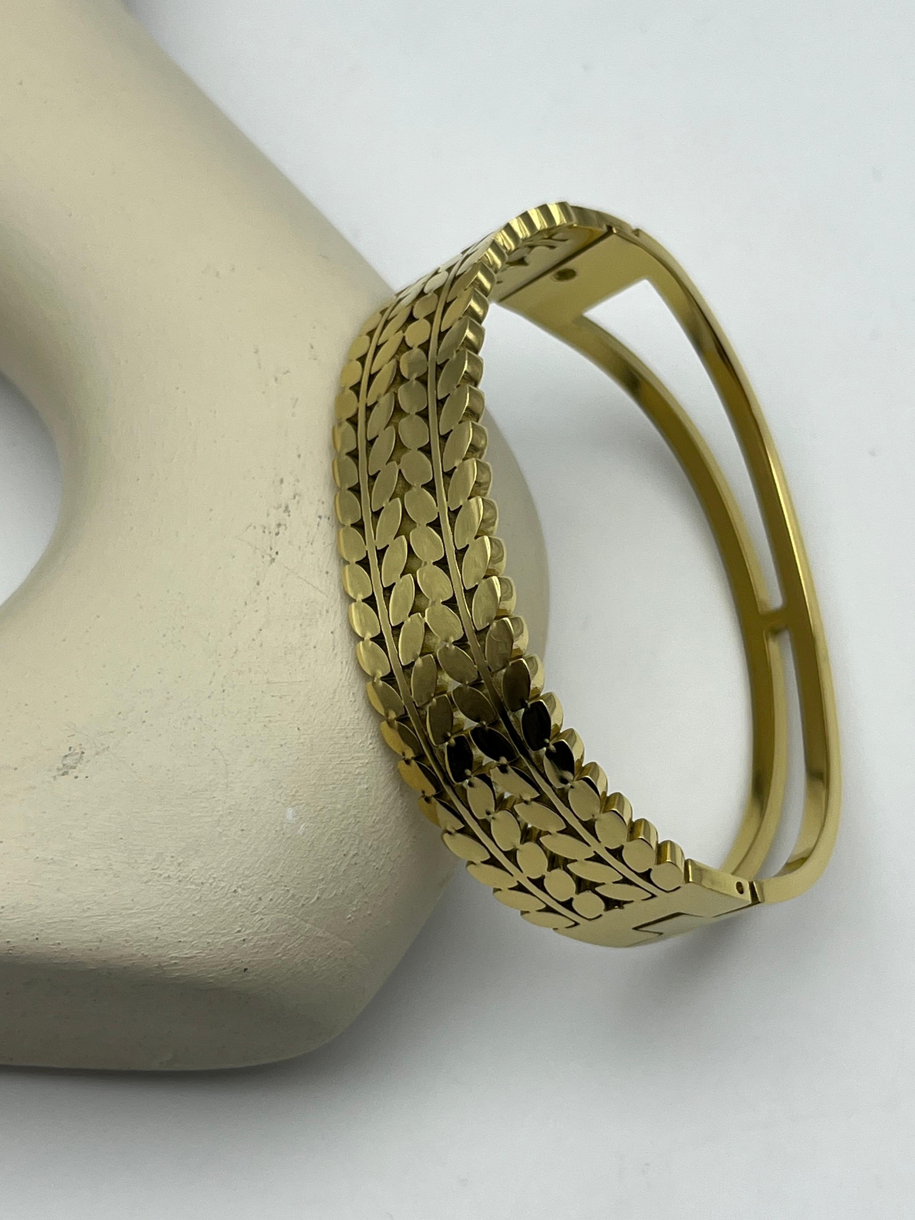 Çift Sıra Yaprak Desenli Gold Çelik Kelepçe