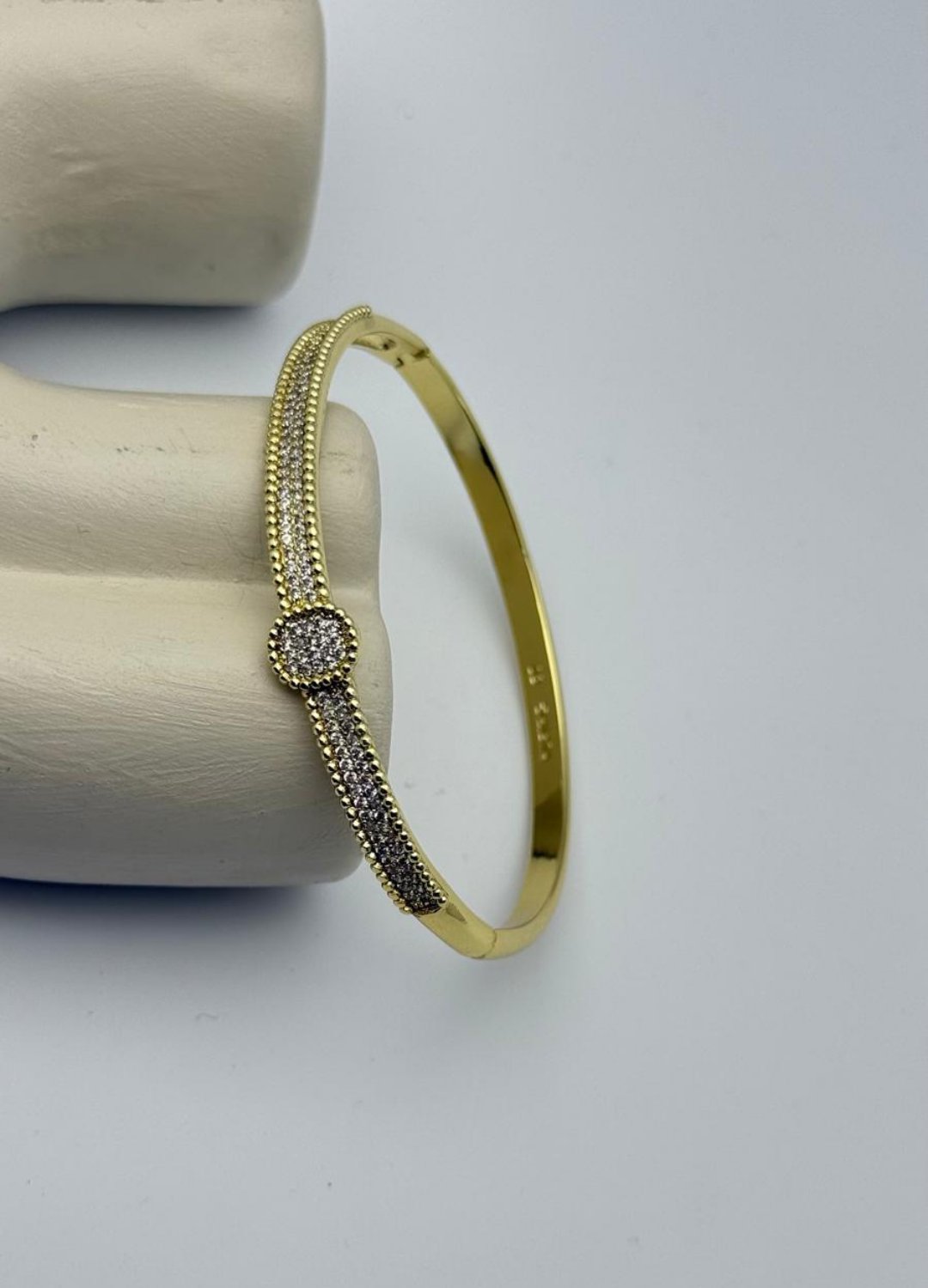 Xuping Gold Taşlı Aura Circle Shine Kelepçe - 26xpke05