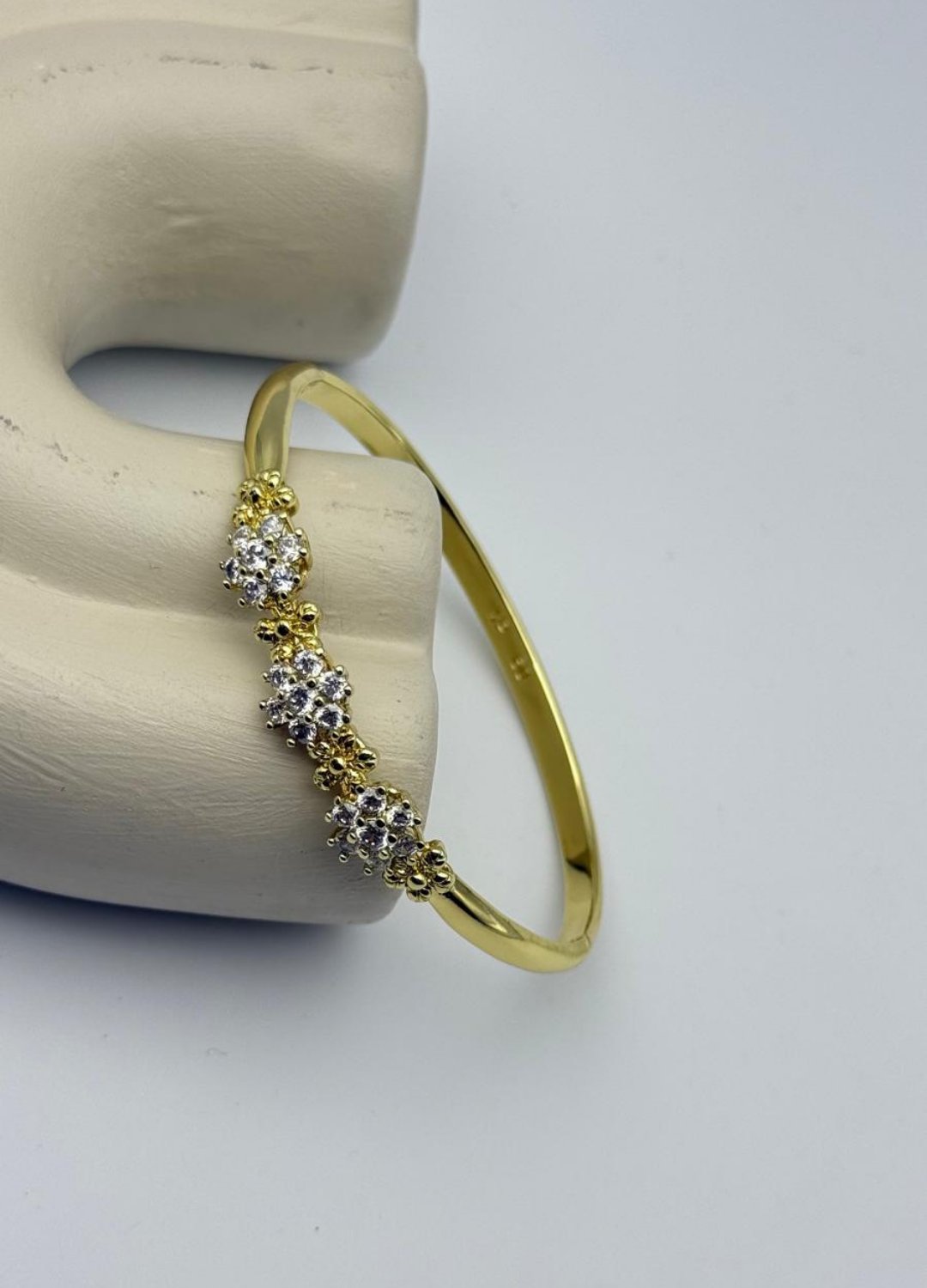 Xuping Gold Taşlı Elegance Bloom Kelepçe - 26xpke06