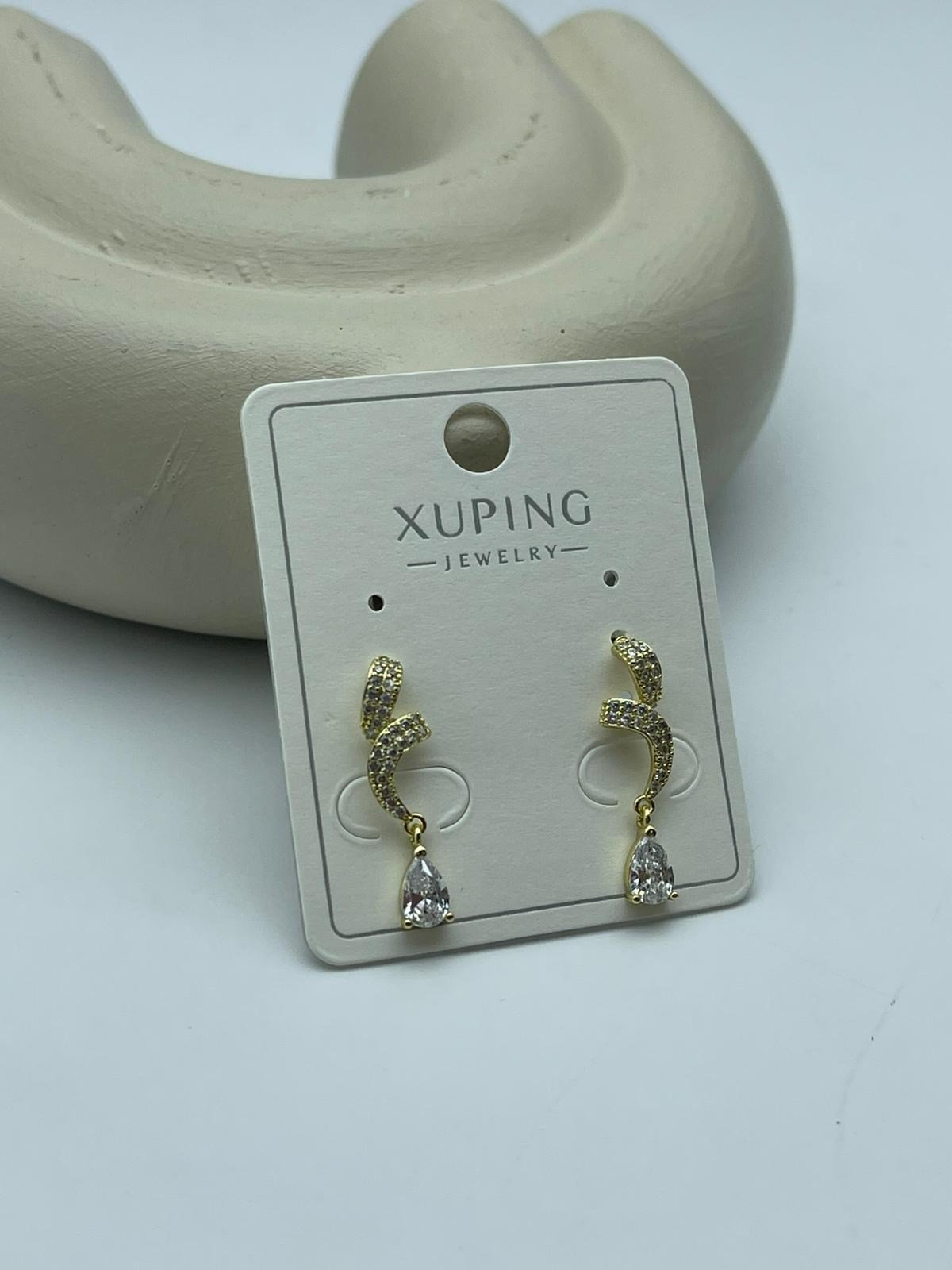 Xuping Taş Detaylı Sallantılı Gold Çelik Küpe - 26xpkp07