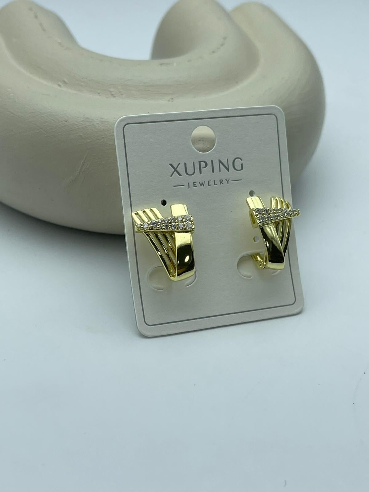 Xuping V Şekil Taşlı Gold Çelik Küpe - 26xpkp06
