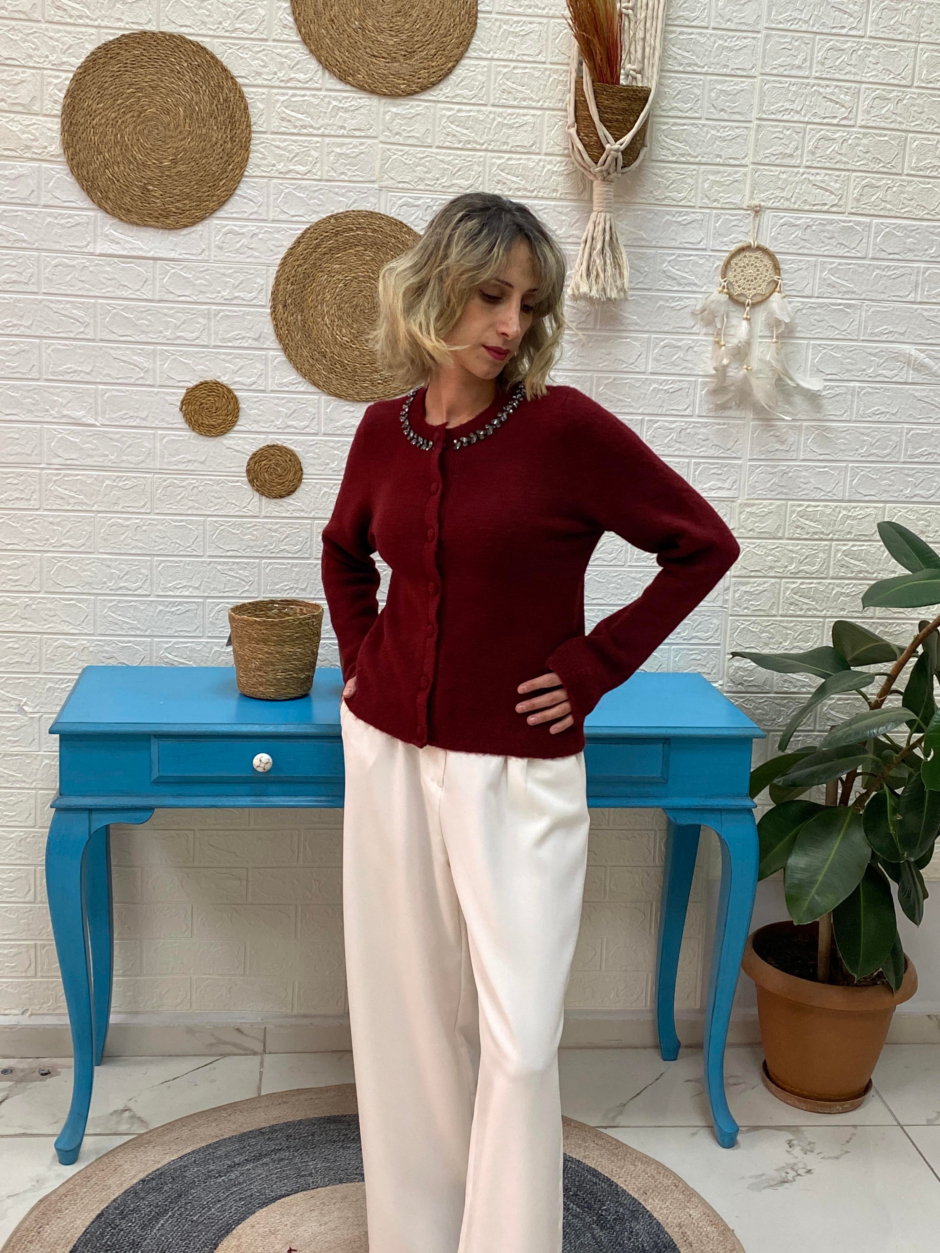 BİSİKLET YAKA ZARİF TAŞ İŞLEMELİ DÜĞMELİ HIRKA