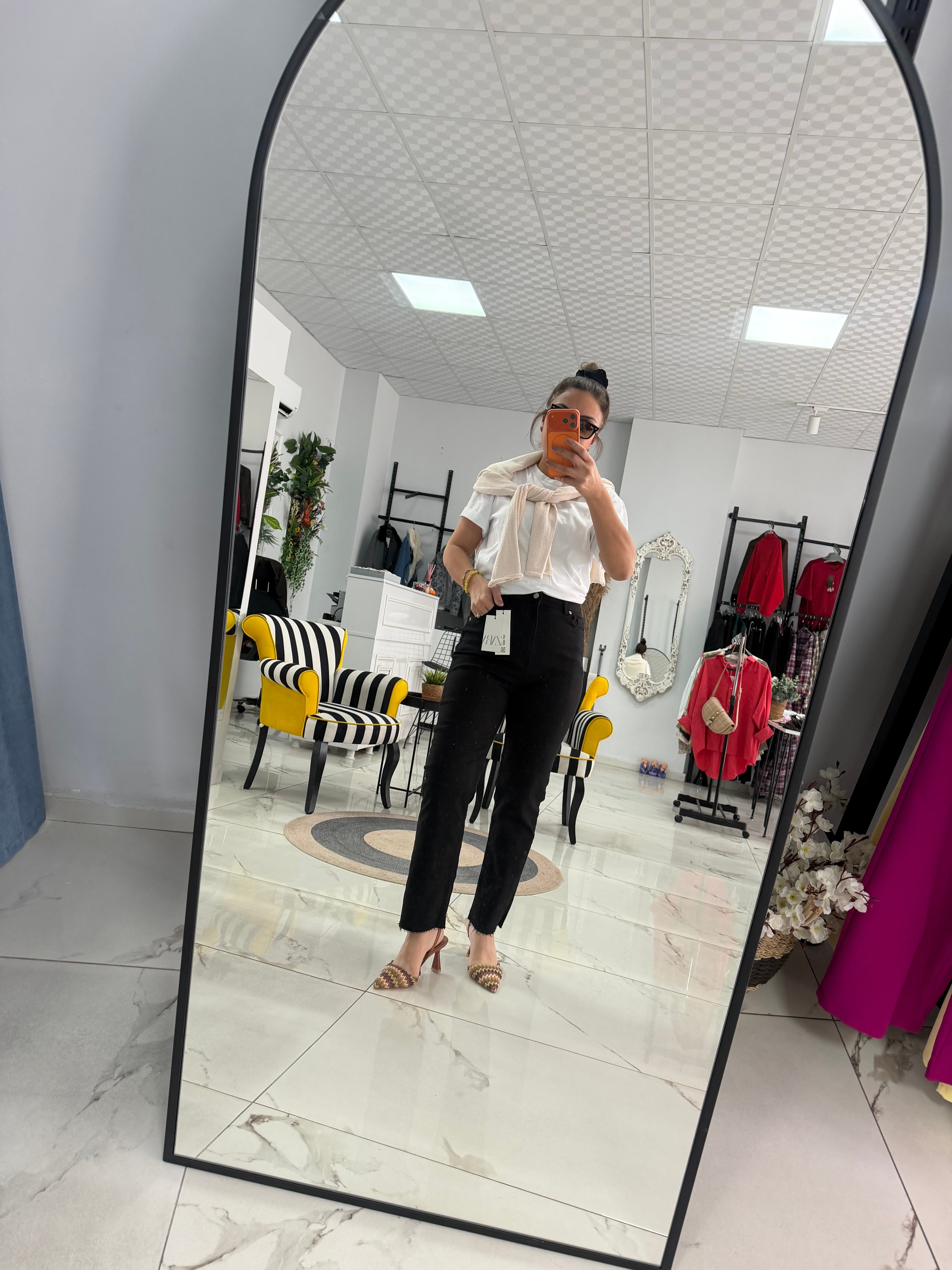 Paçası Kesik Toparlayıcı Boyfit Jean Siyah