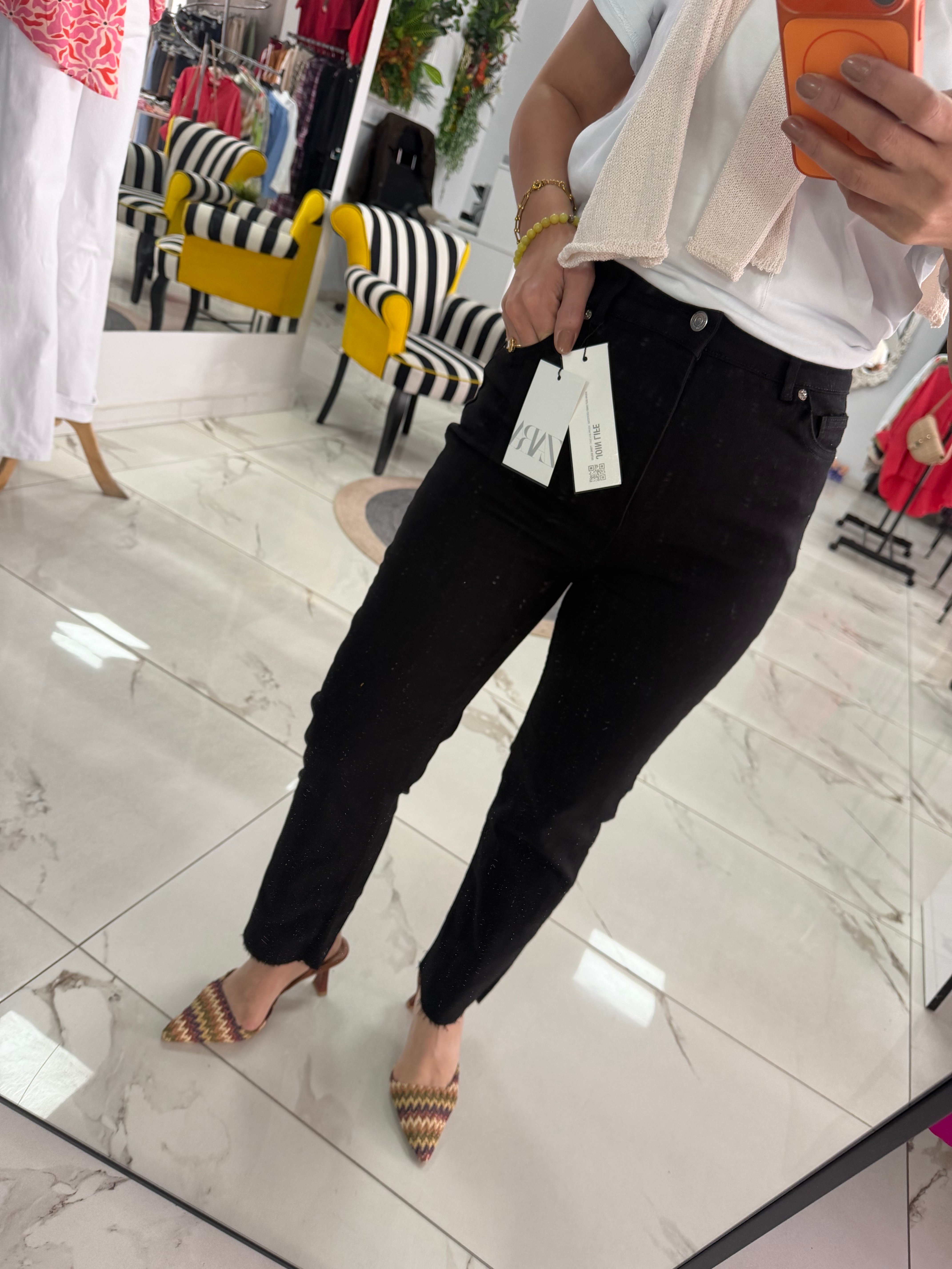 Paçası Kesik Toparlayıcı Boyfit Jean Siyah