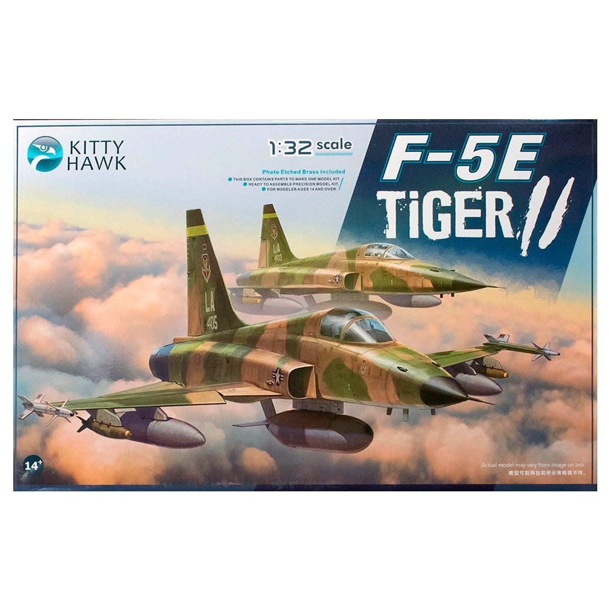 Kitty Hawk 32018 1/32 Ölçek, F-5E (Tiger II) Savaş Uçağı ve 2 Resin Figür, Plastik Model kiti