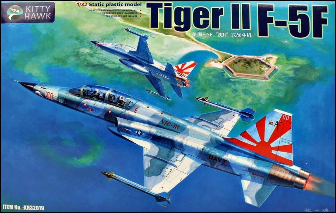 Kitty Hawk 32019 1/32 Ölçek, F-5F (Tiger II) Savaş Uçağı ve 2 Resin Figür, Plastik Model kiti