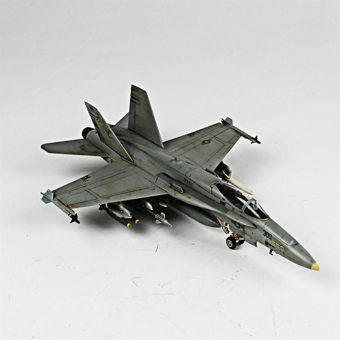 QD006 1/72 F-18C Hornet Sergilemeye Hazır Plastik Uçak Modeli