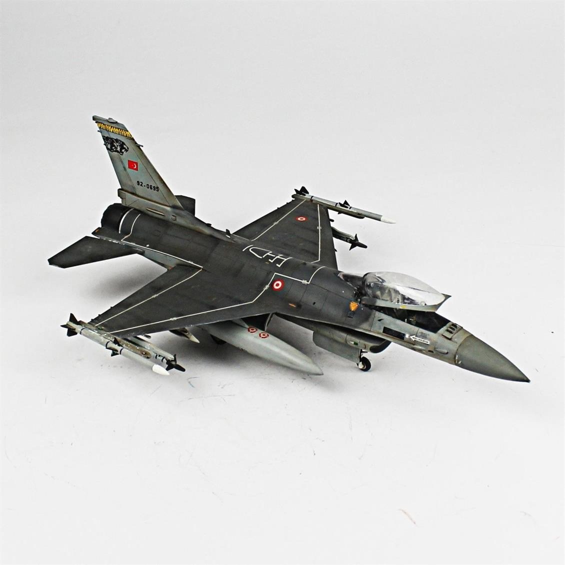 QD010 1/48 F-16C B50 Viper Sergilemeye Hazır Plastik Uçak Modeli