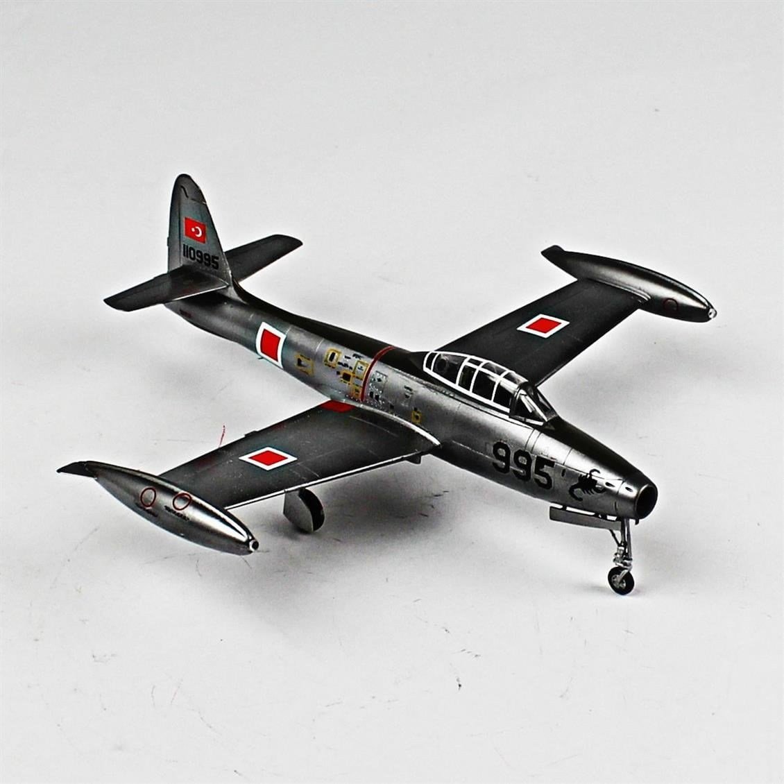 QD064 1/72 F-84G Thunderjet Sergilemeye Hazır Plastik Uçak Modeli