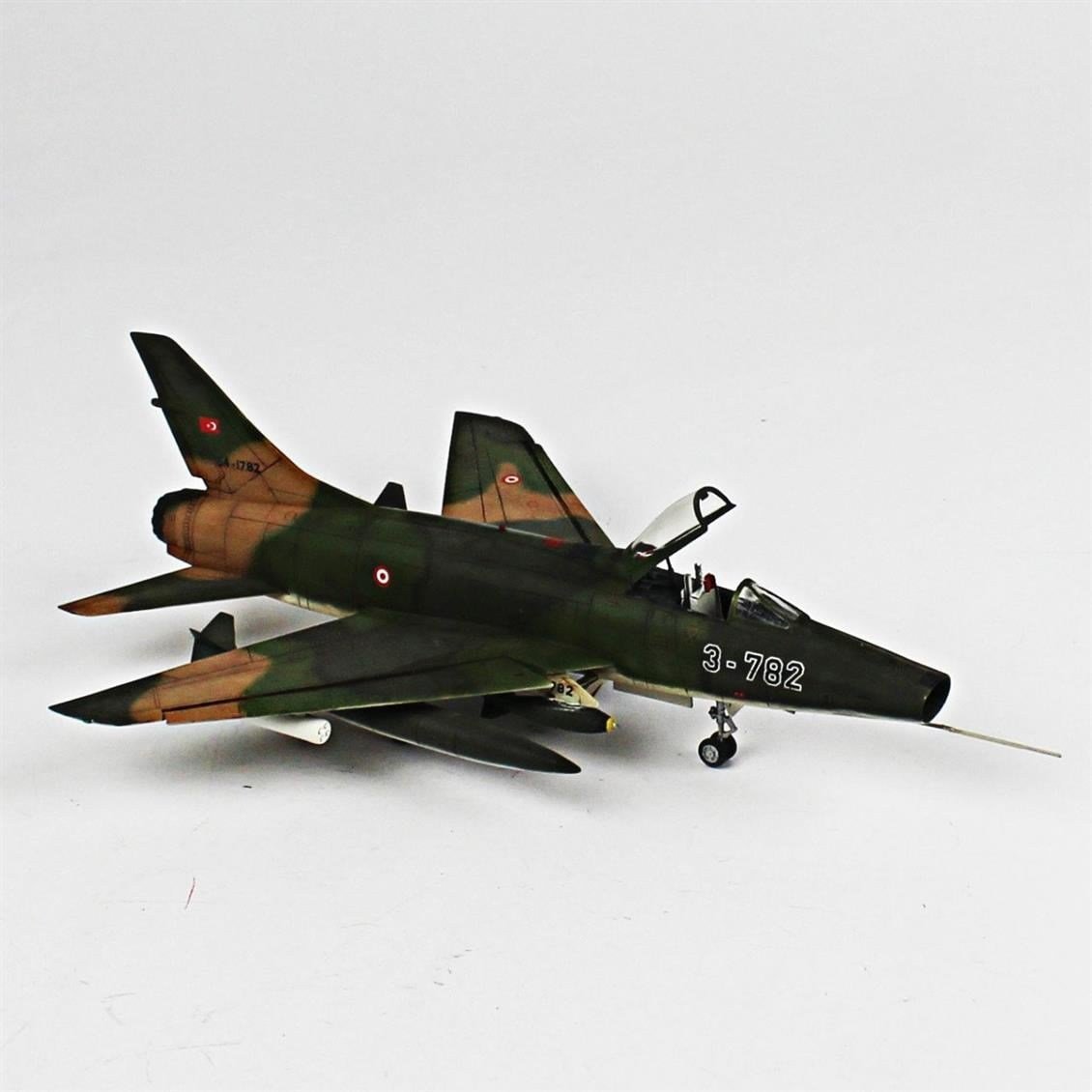 QD085 1/72 F-100C Super Sabre Sergilemeye Hazır Plastik Uçak Modeli