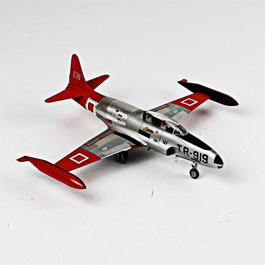 QD089 1/72 T-33A Shooting Star Sergilemeye Hazır Plastik Uçak Modeli