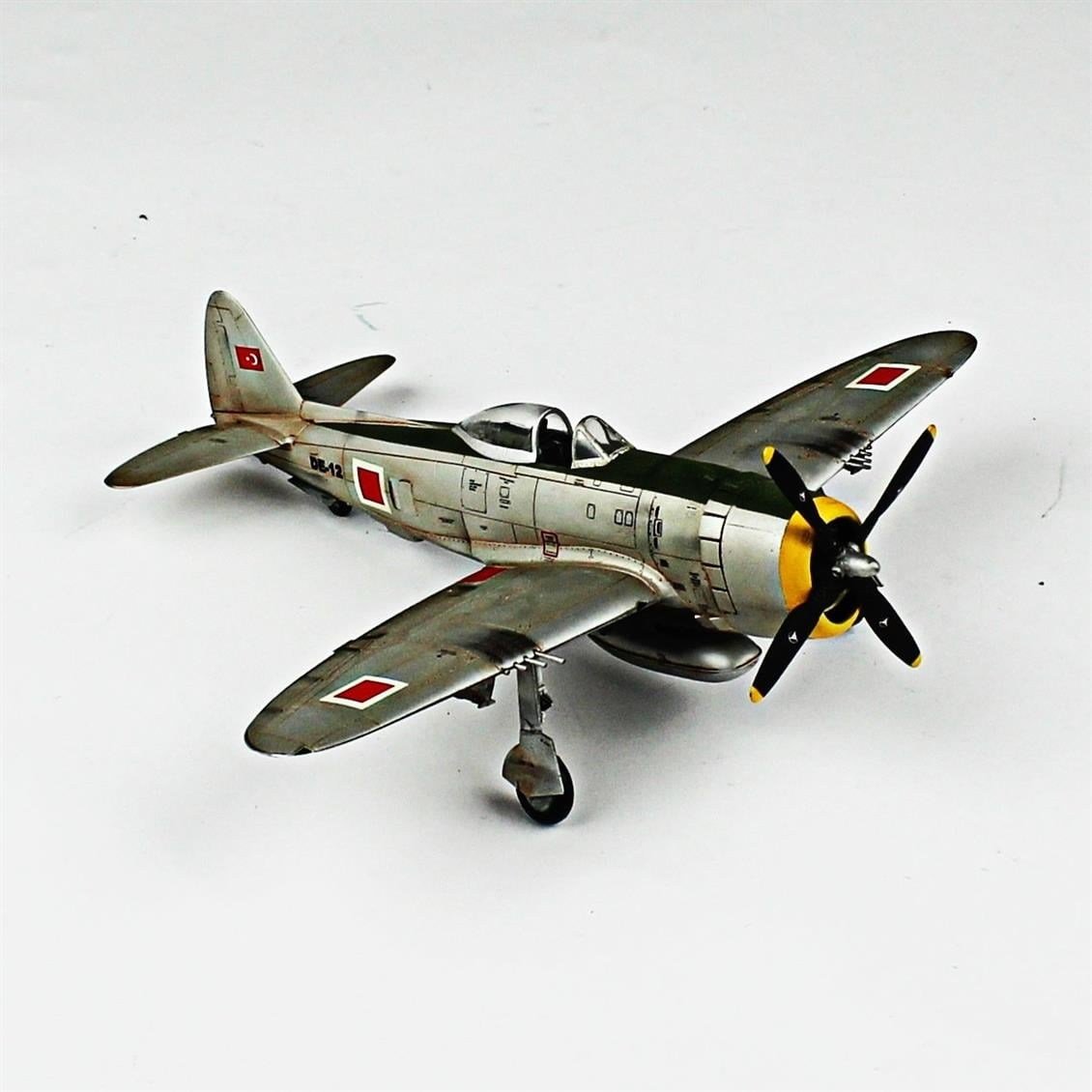 QD102 1/72 P-47D Thunderbolt Sergilemeye Hazır Plastik Uçak Modeli