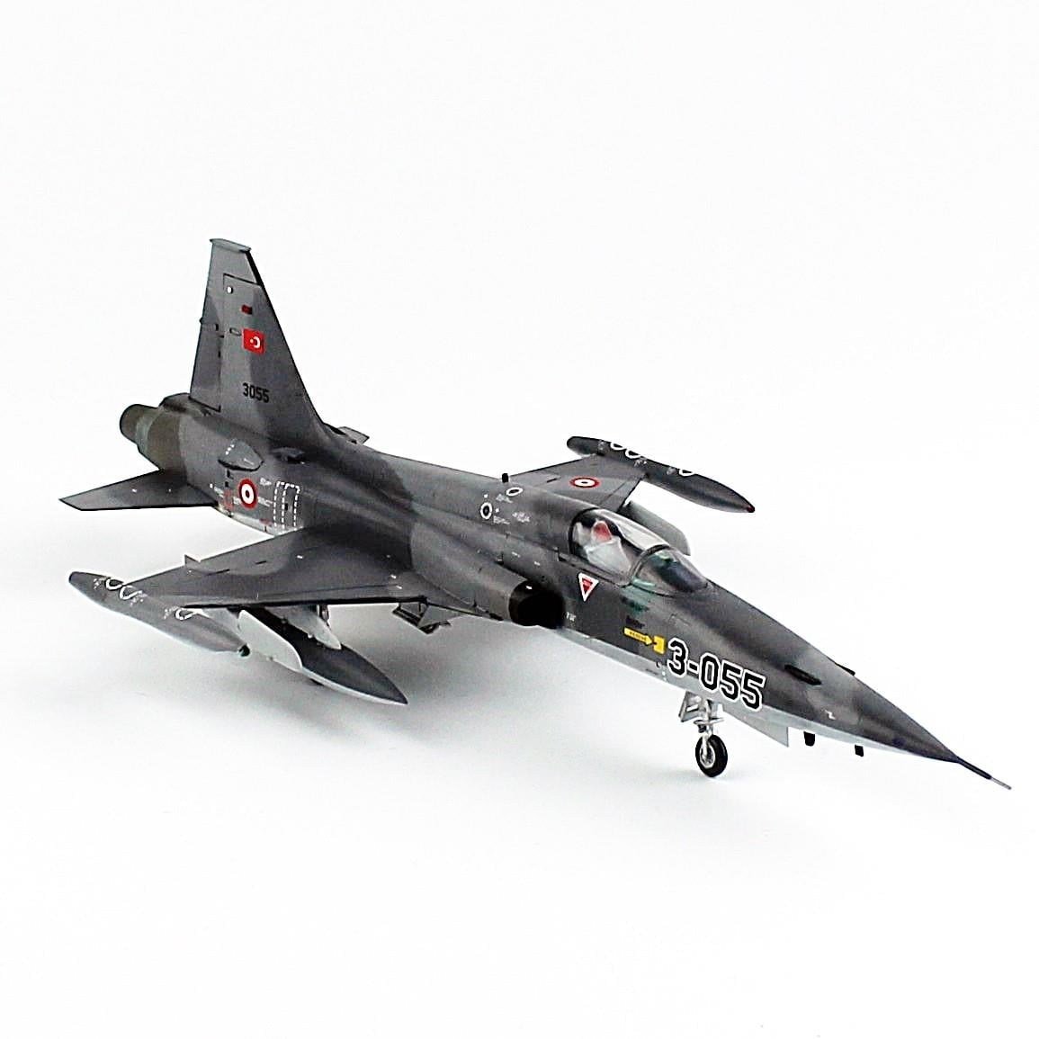 QD171 1/48 NF-5A Freedom Fighter 133.Filo, Zebra Şemalı Sergilemeye Hazır Plastik Uçak Modeli