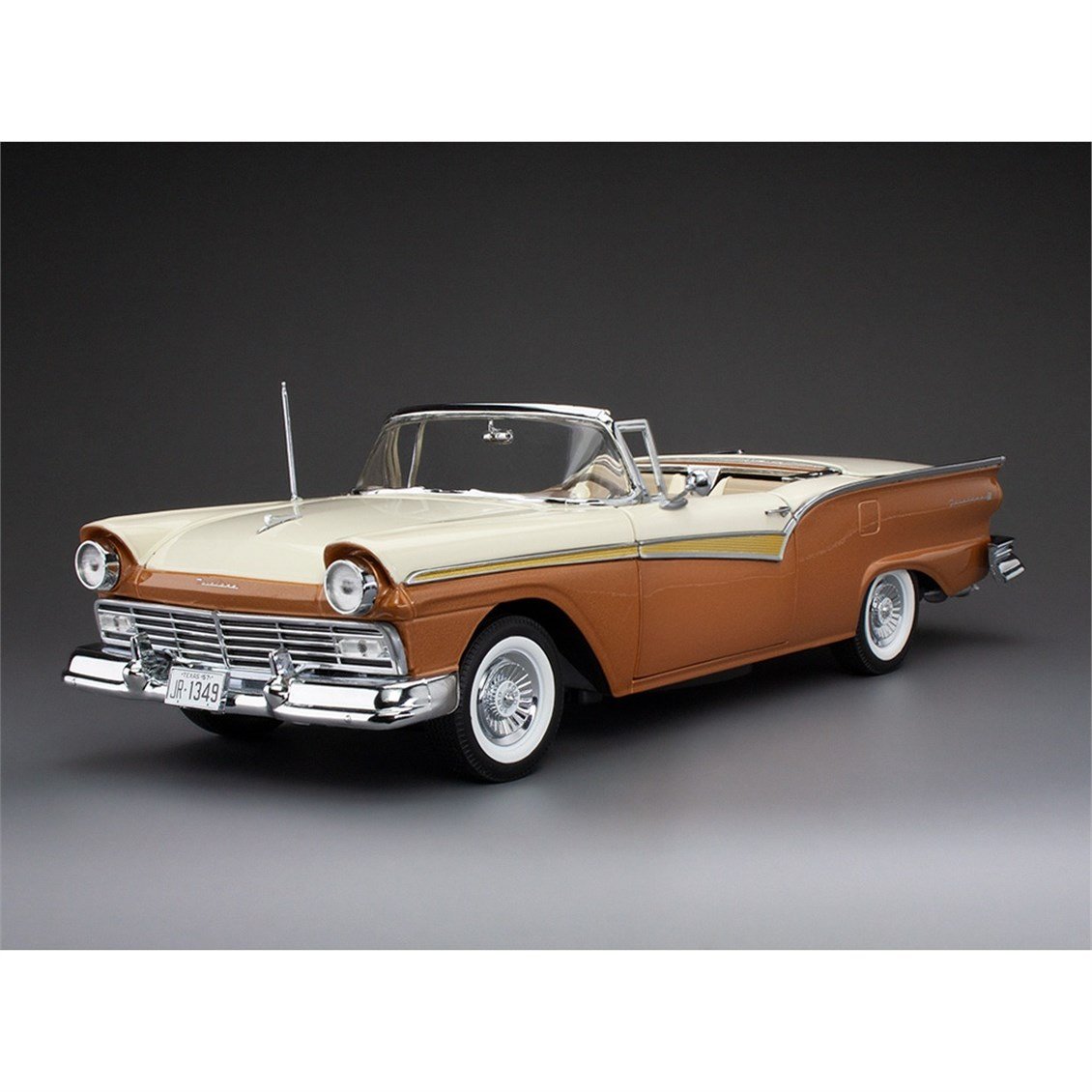 Sunstar 1349 1/18 Ölçek, 1957 Ford Fairlane 500 Skyliner, Doeskin Tan/Colonial White, Sergilemeye Hazır Metal Araba Modeli