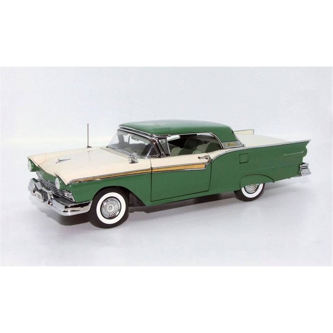 Sunstar 1352 1/18 Ölçek, 1957 Ford Fairlane 500 Skyliner, Beyaz/Yeşil, Sergilemeye Hazır Metal Araba Modeli