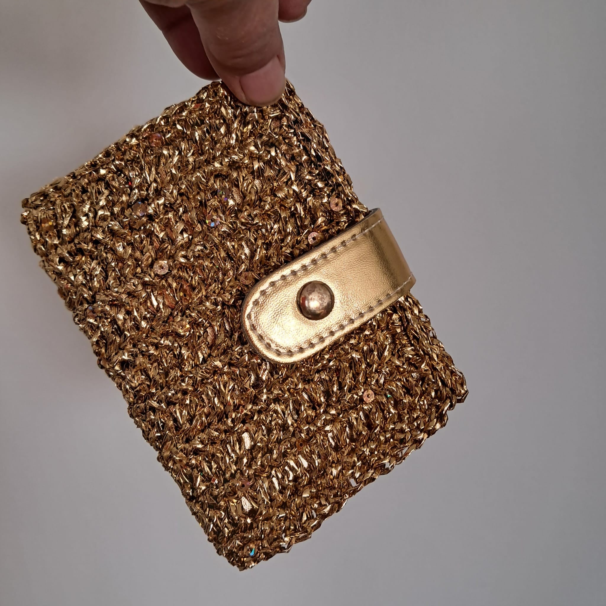 Gold Cüzdan Cüzdan metalik pullu iple örülmüştür