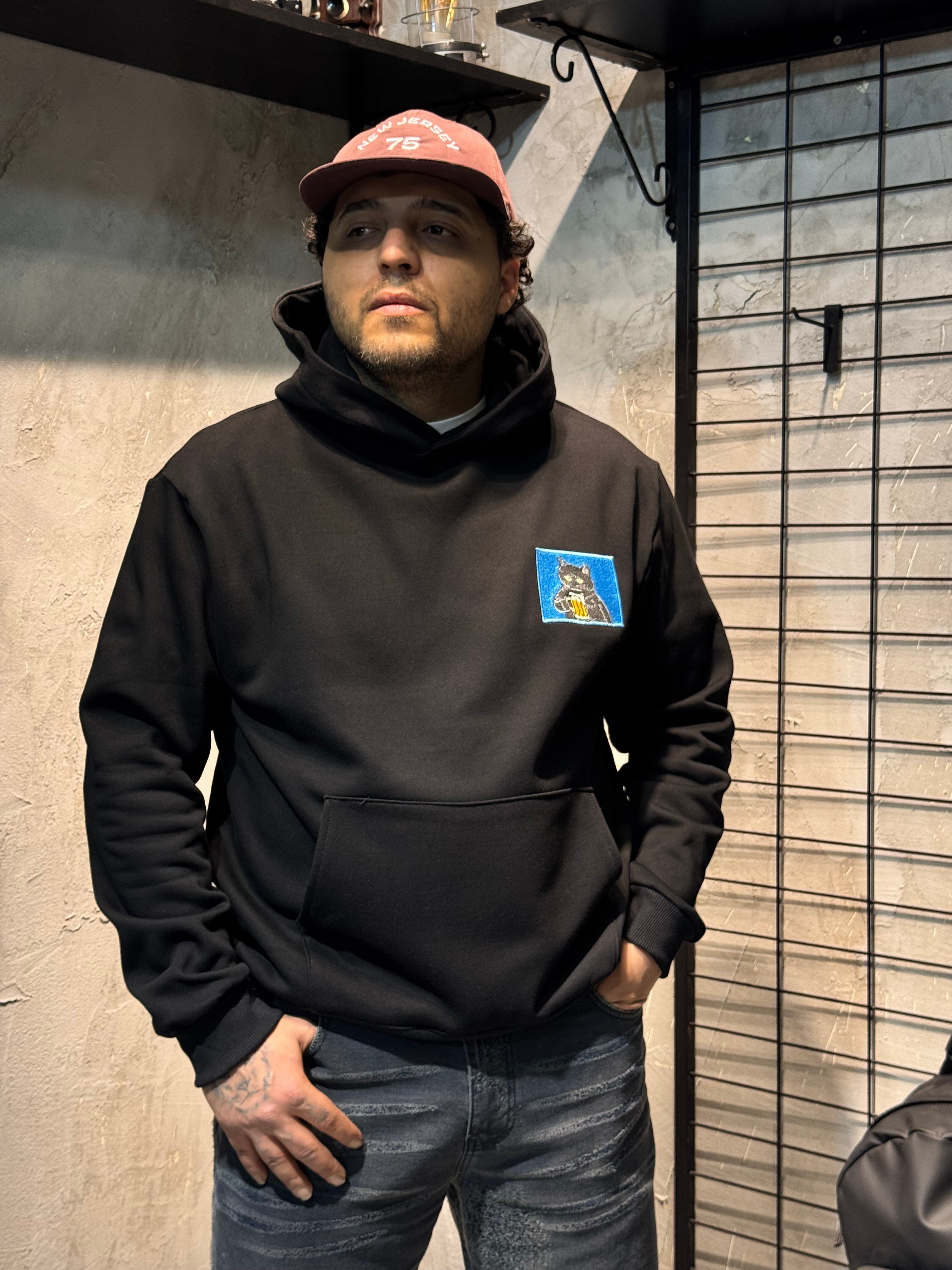 Bira İçen Kedi Nakışlı Siyah Hoodie