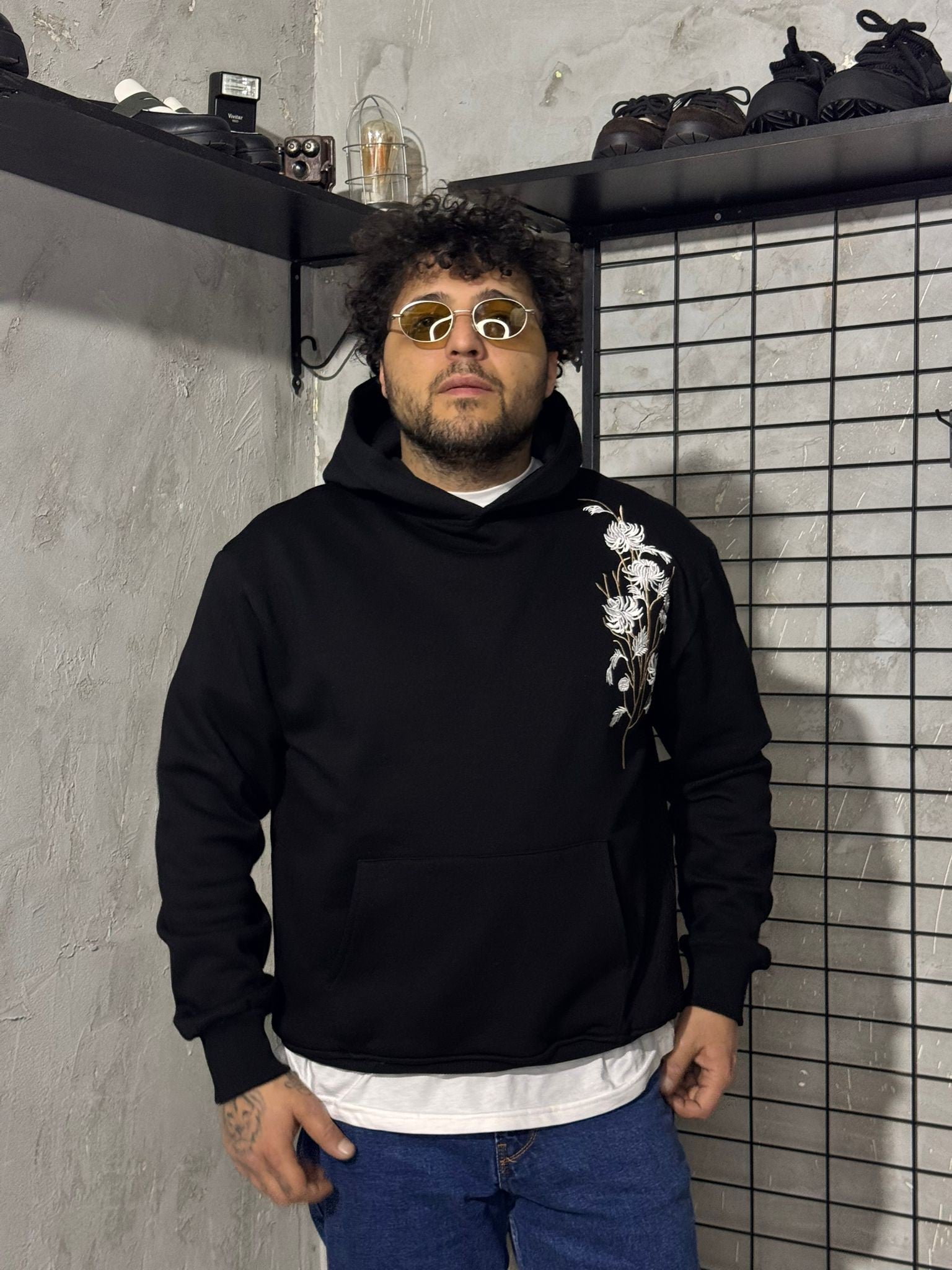 Çiçek Nakışlı Siyah Hoodie