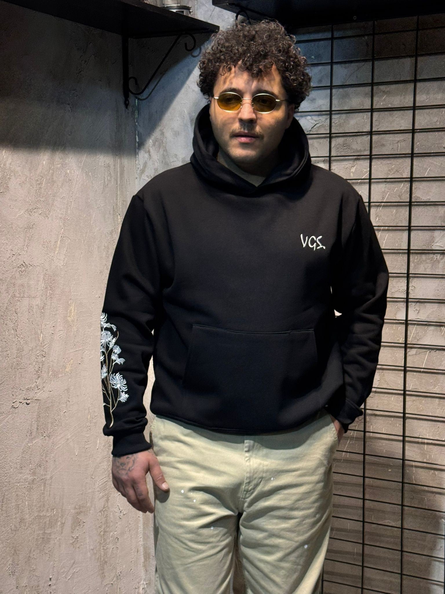 Kolu Çiçek Nakışlı Siyah Hoodie