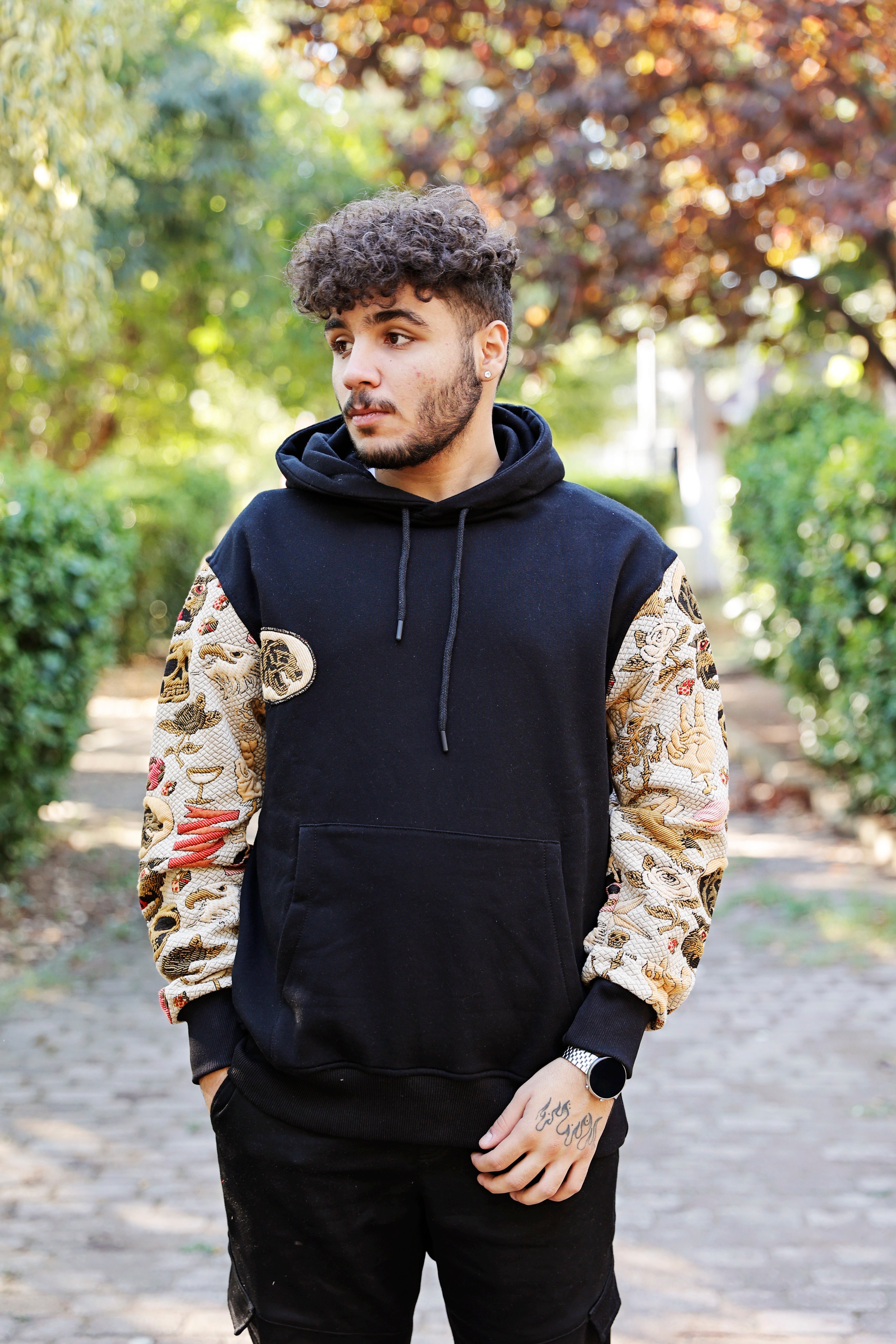 Siyah Kolları Desenli Hoodie