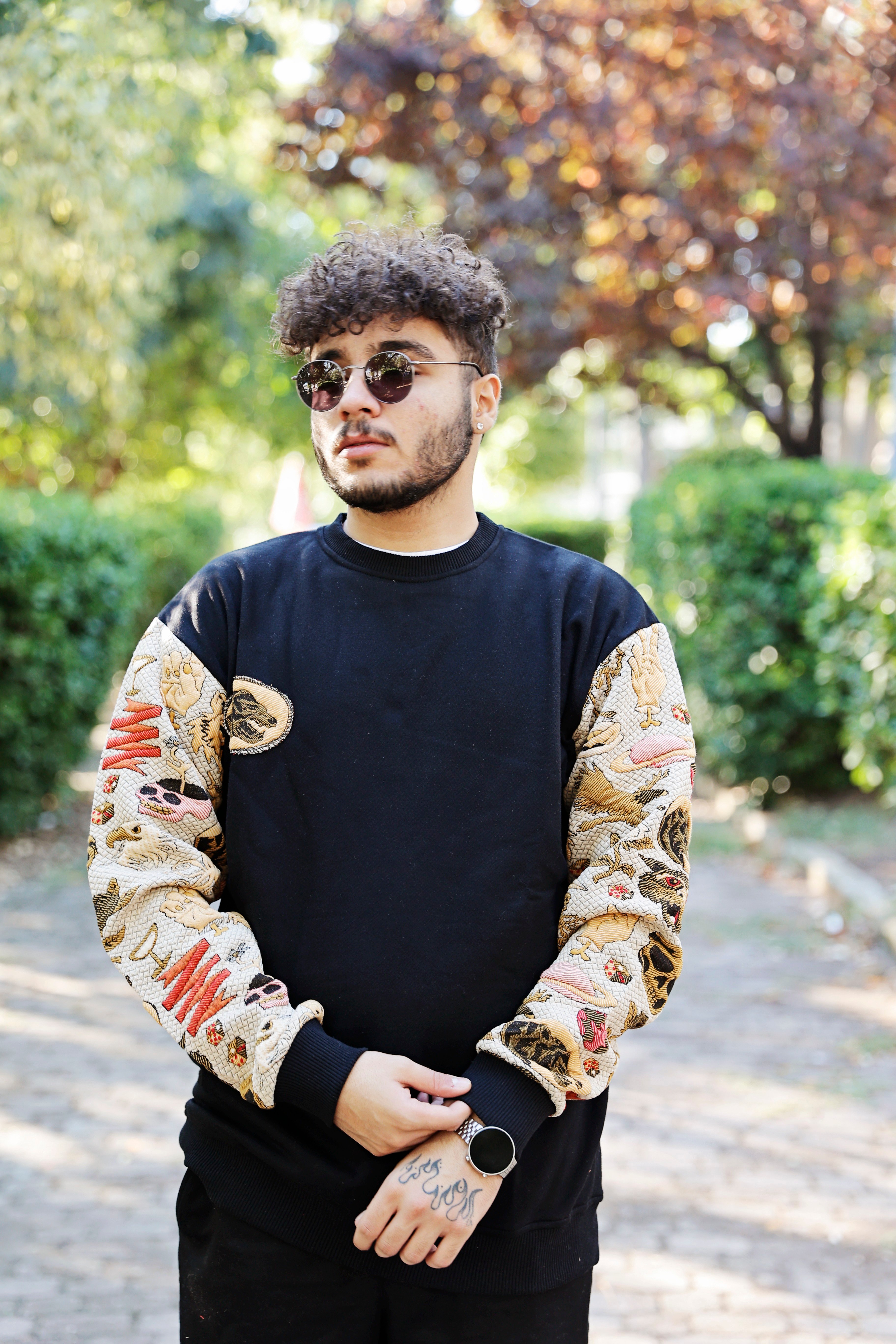 Siyah Kolları Desenli Hoodie