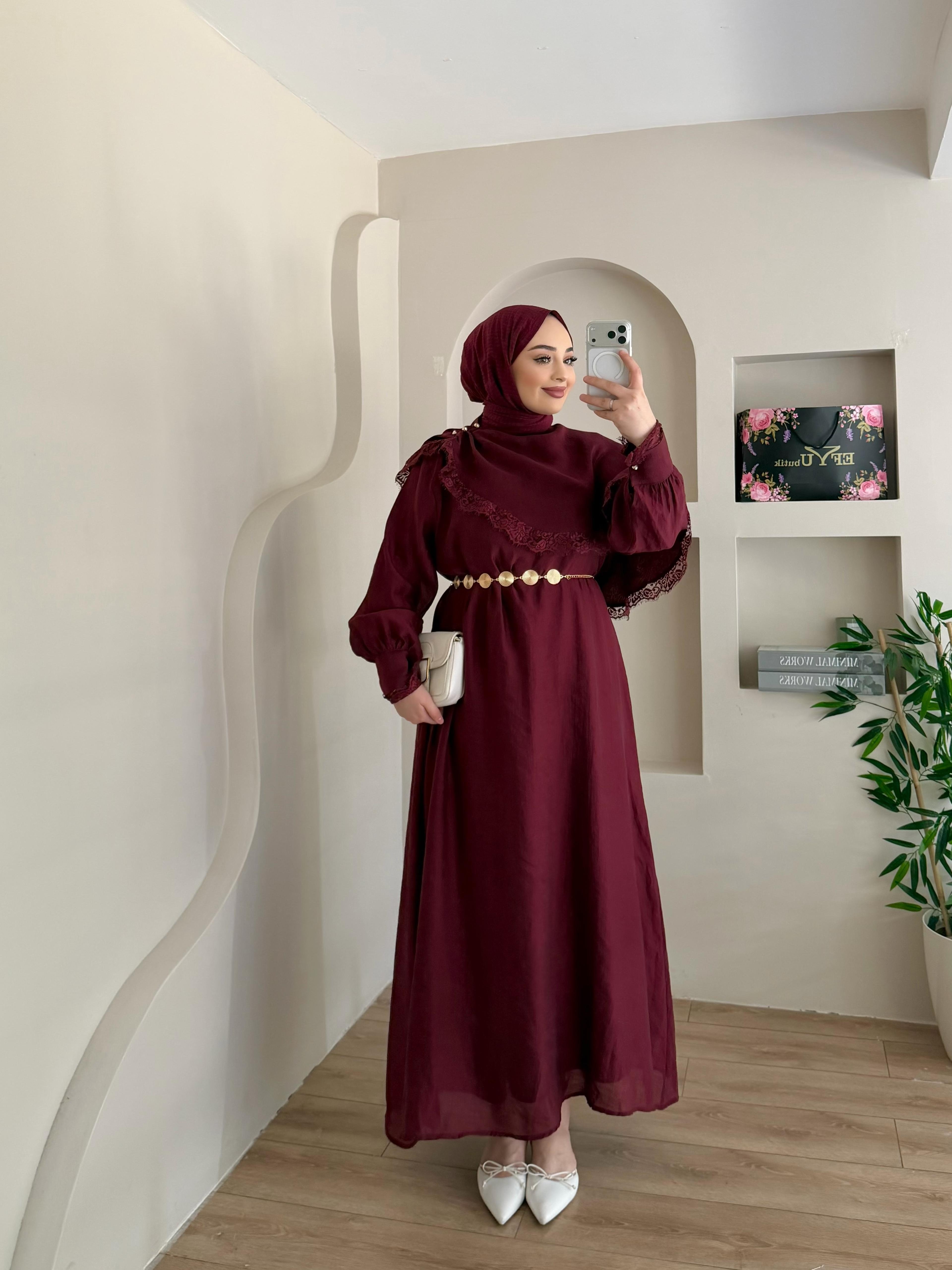 Dantel Detaylı Pelerinli Kemerli İthal Elbise 