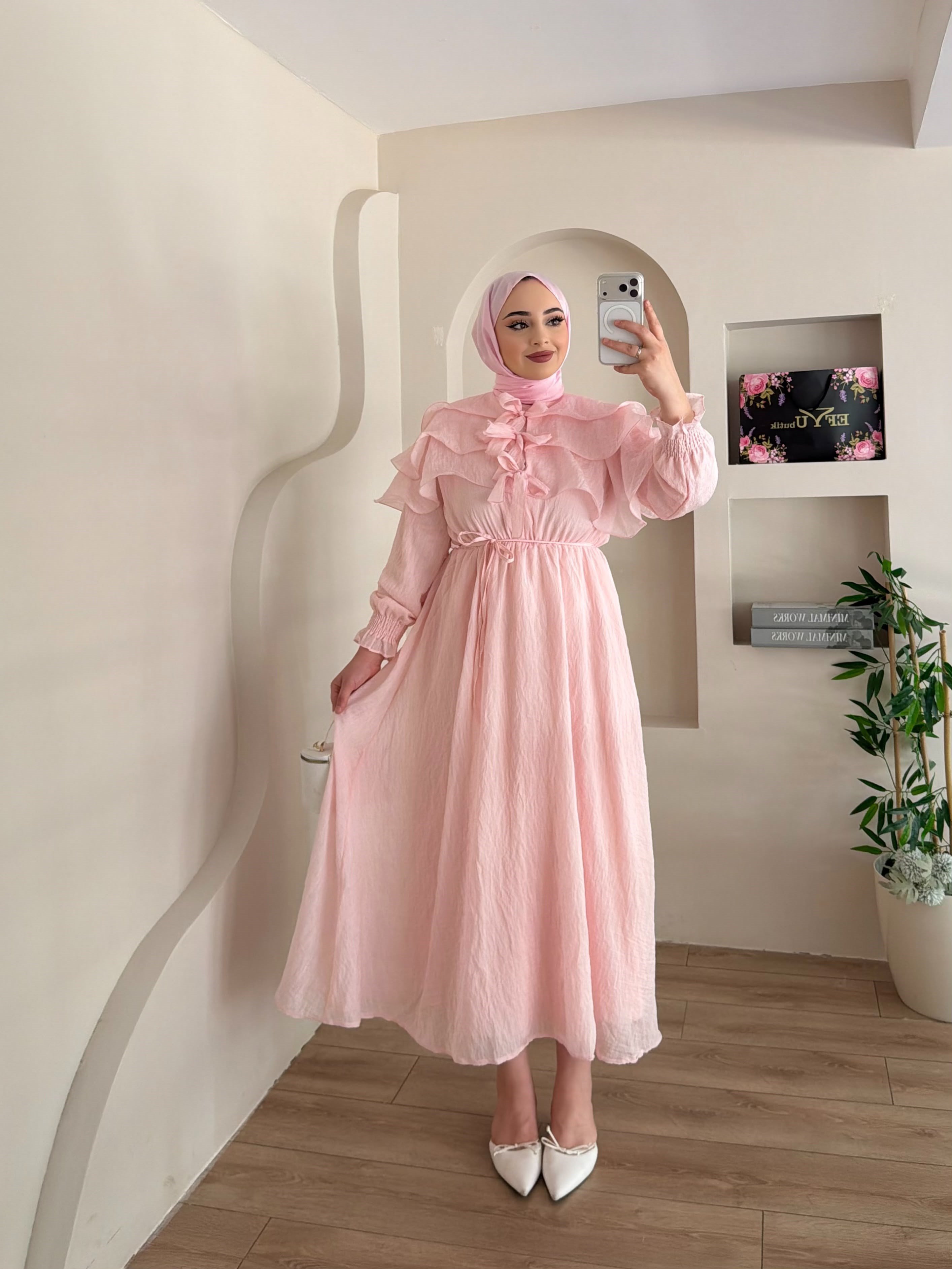 İlay Yaka Kat Detaylı Elbise