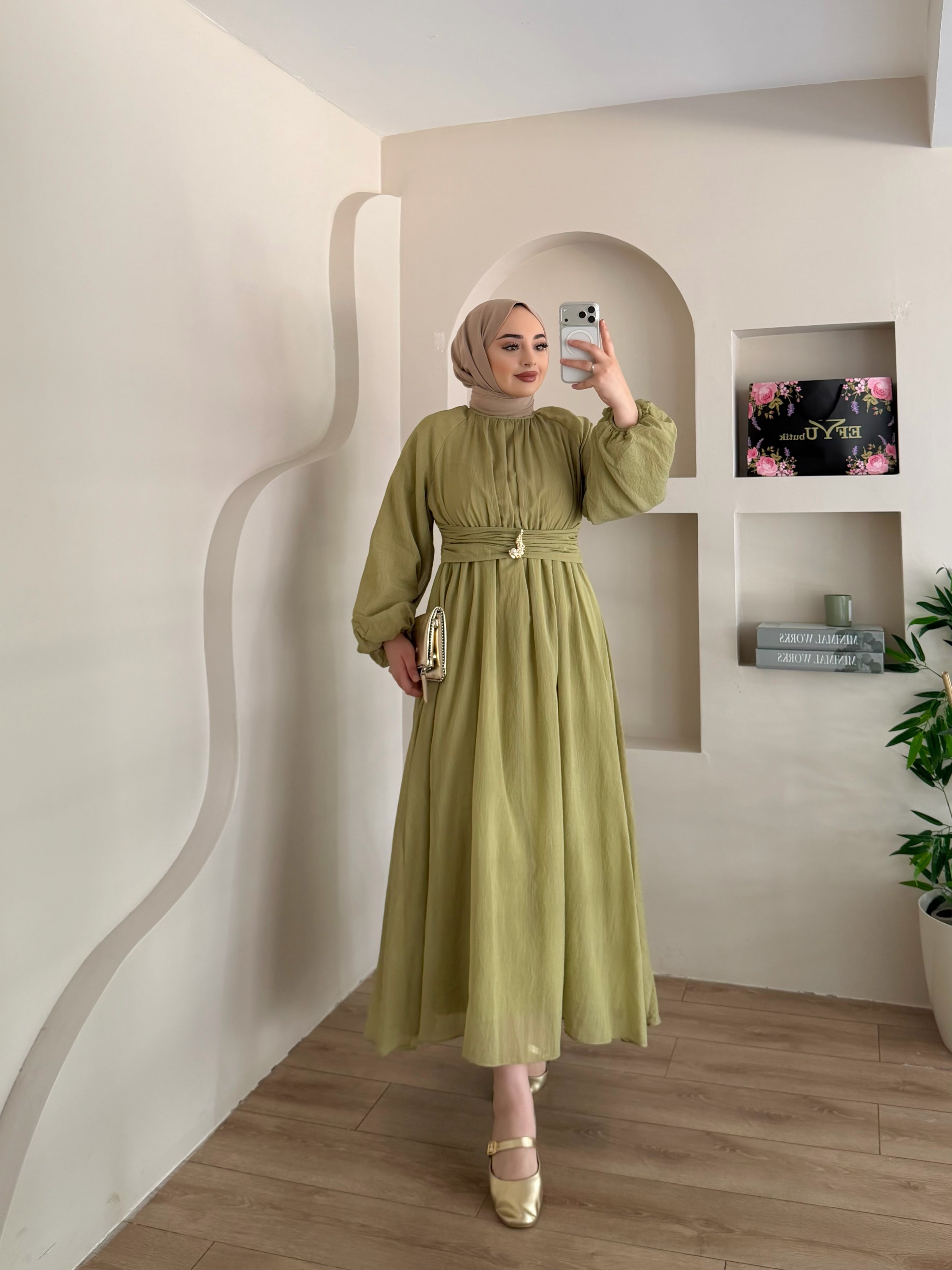 Mariam Broş Detaylı Elbise 