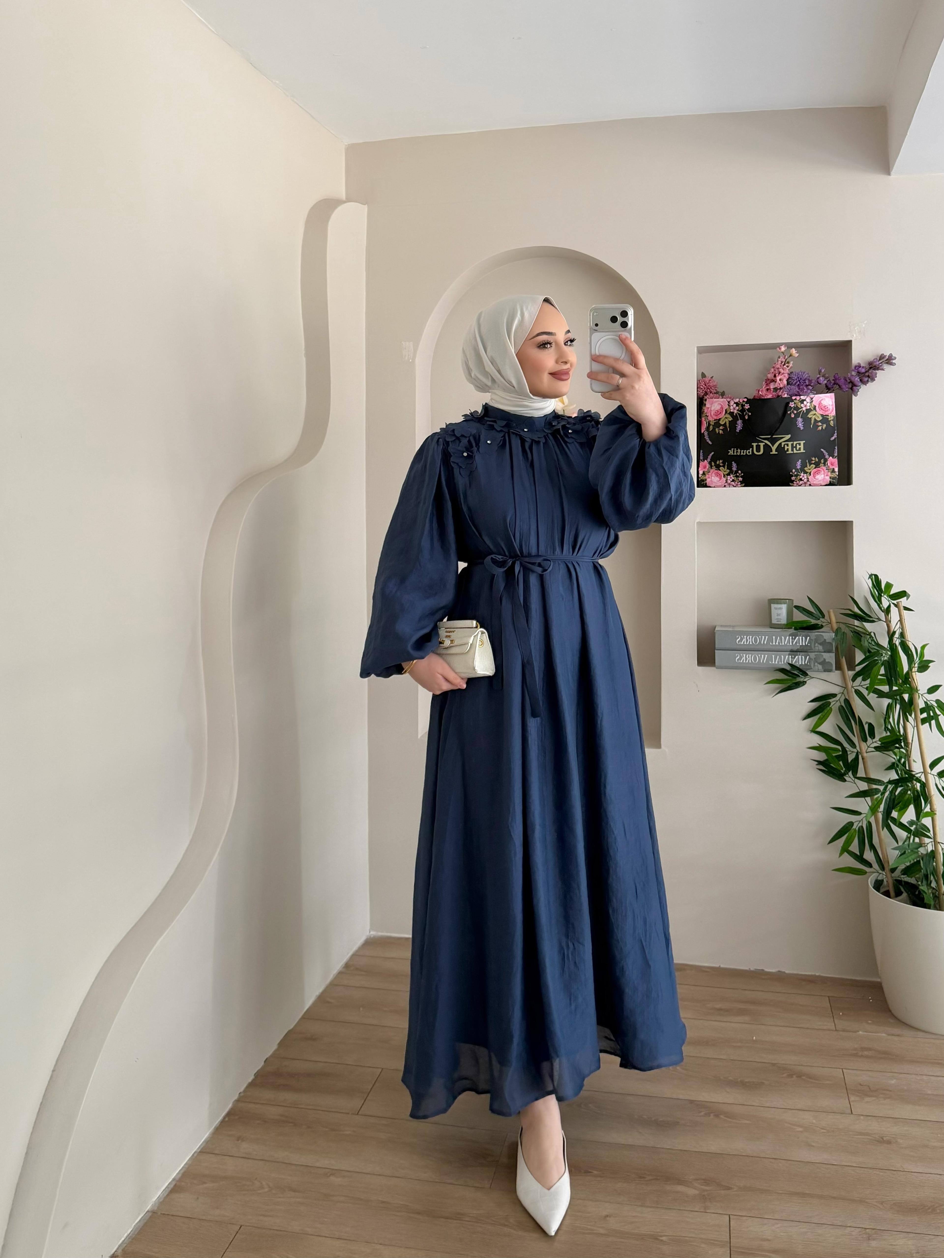 Omuz Çiçek Detaylı Elbise 