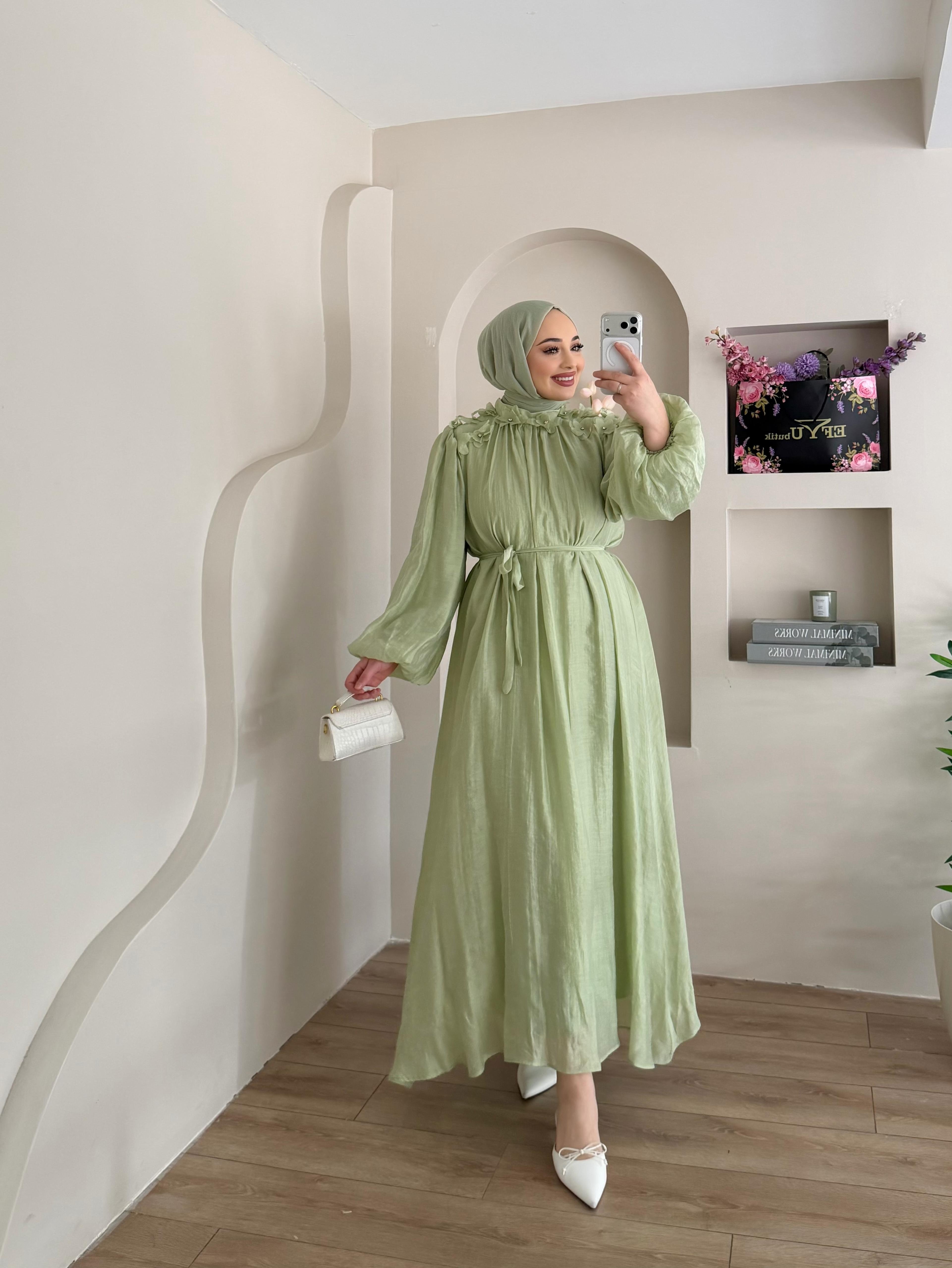 Omuz Çiçek Detaylı Elbise