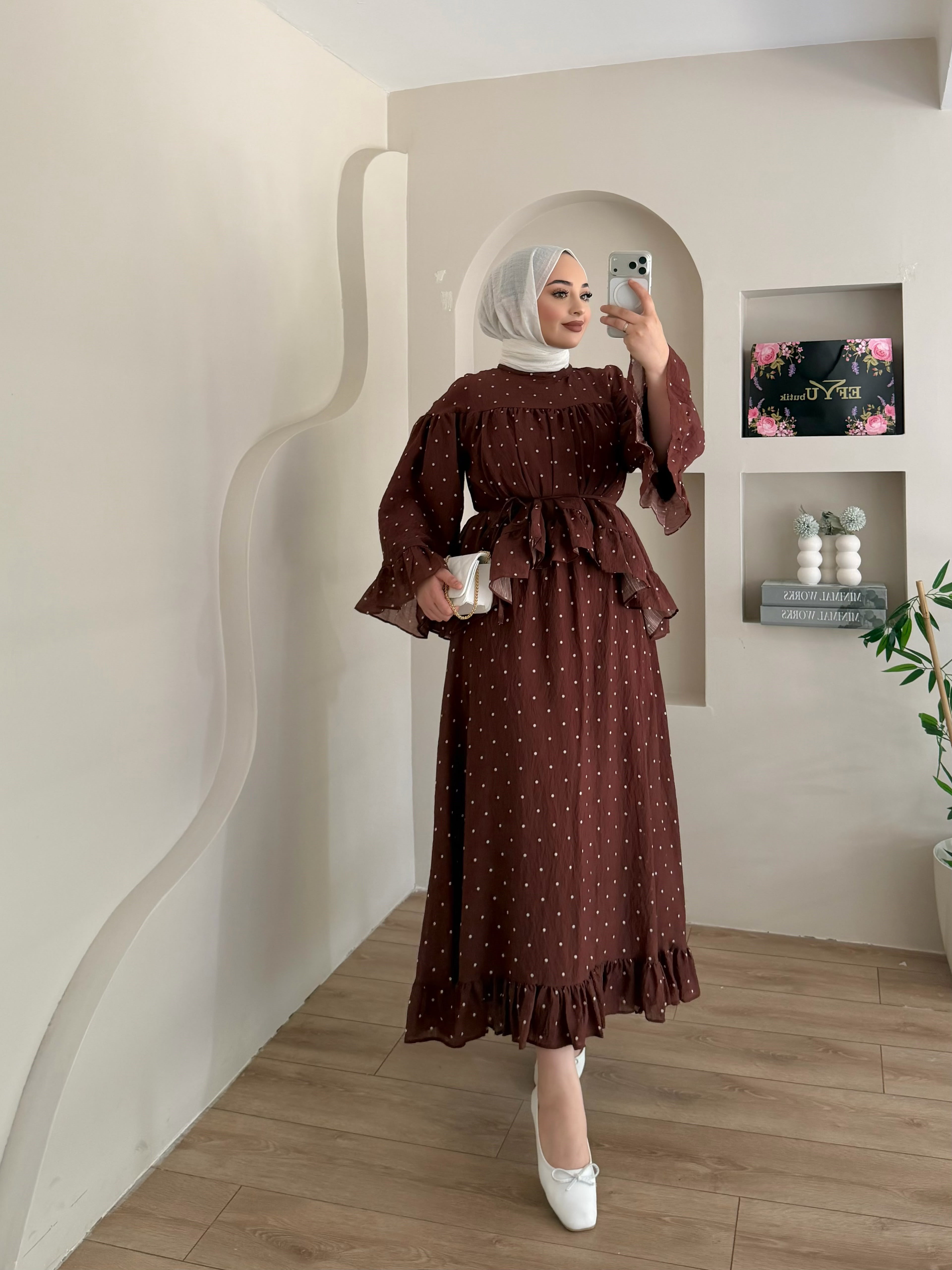 Puantiyeli Lotus Etekli Takım