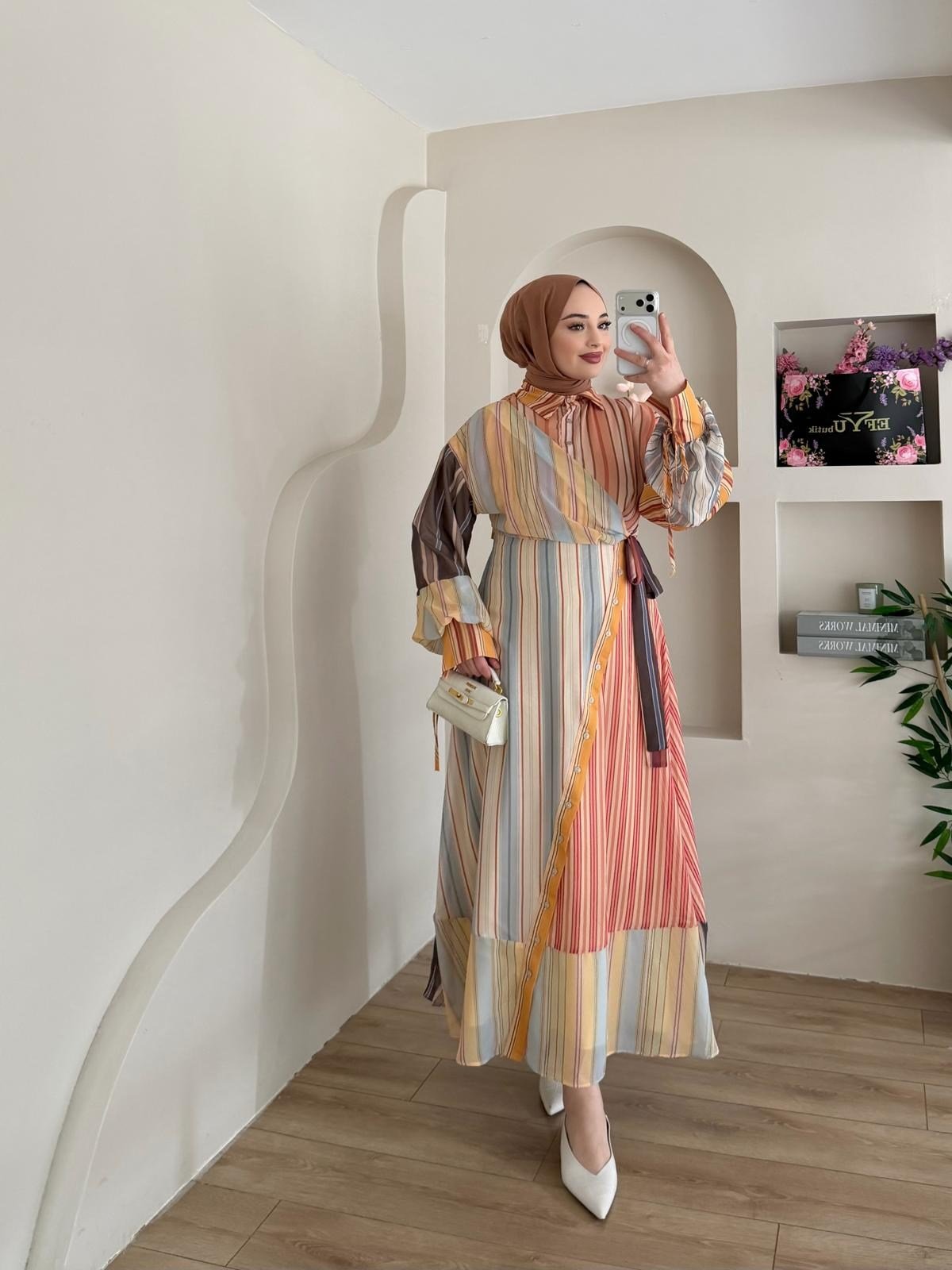 Sera Yandan Bağlamalı Çizgili Elbise